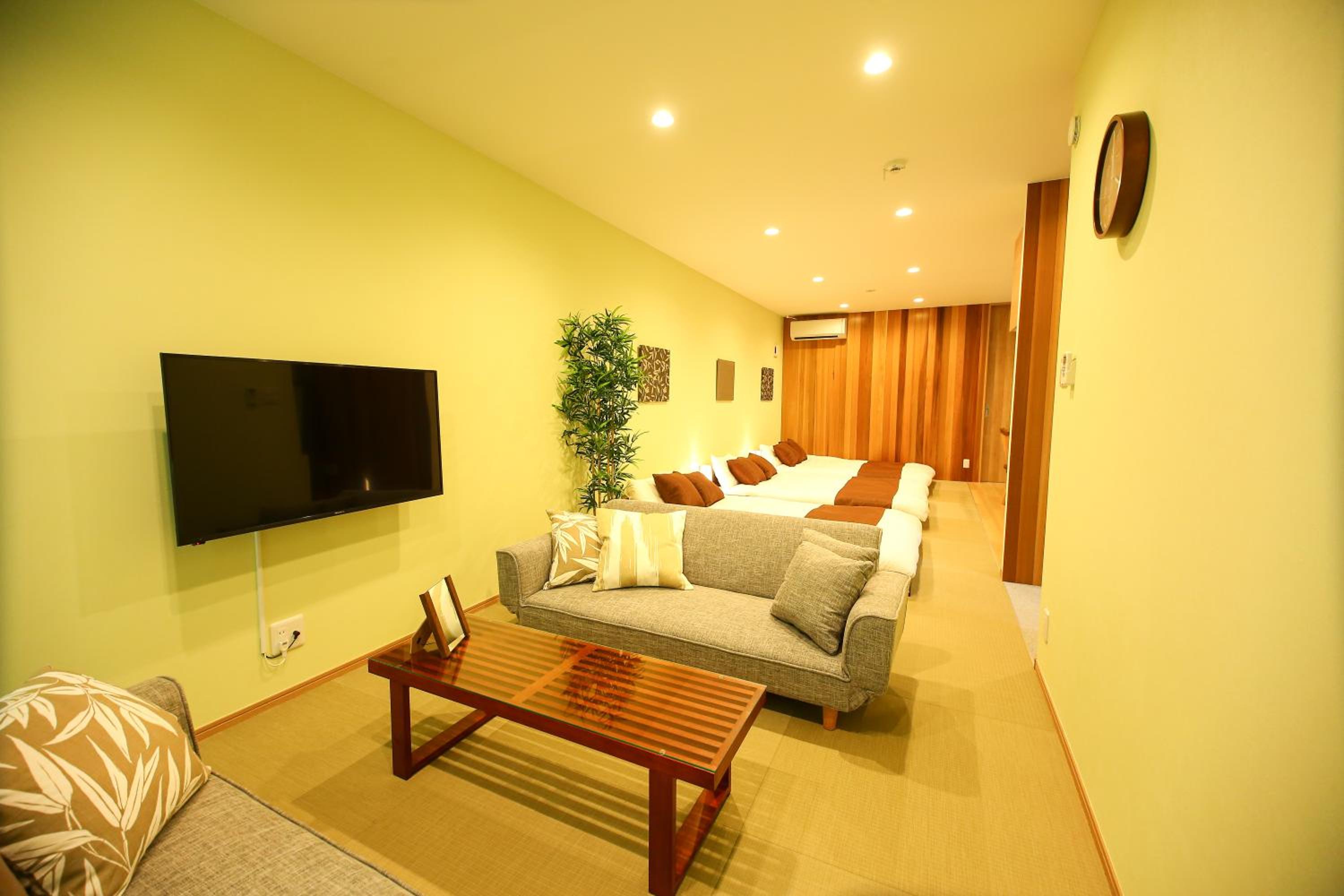 One-Bedroom Apartment photo 1
