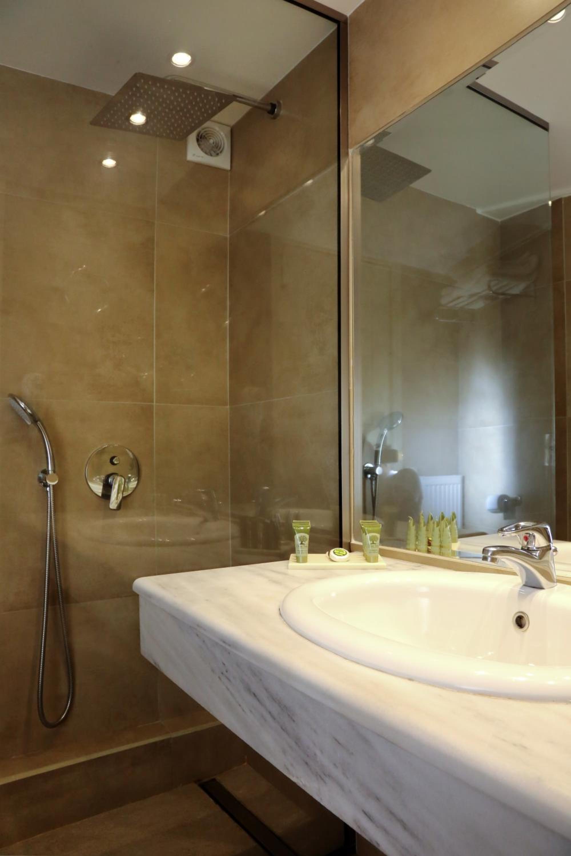 Double / Twin Room with Mountain View - Photo 3