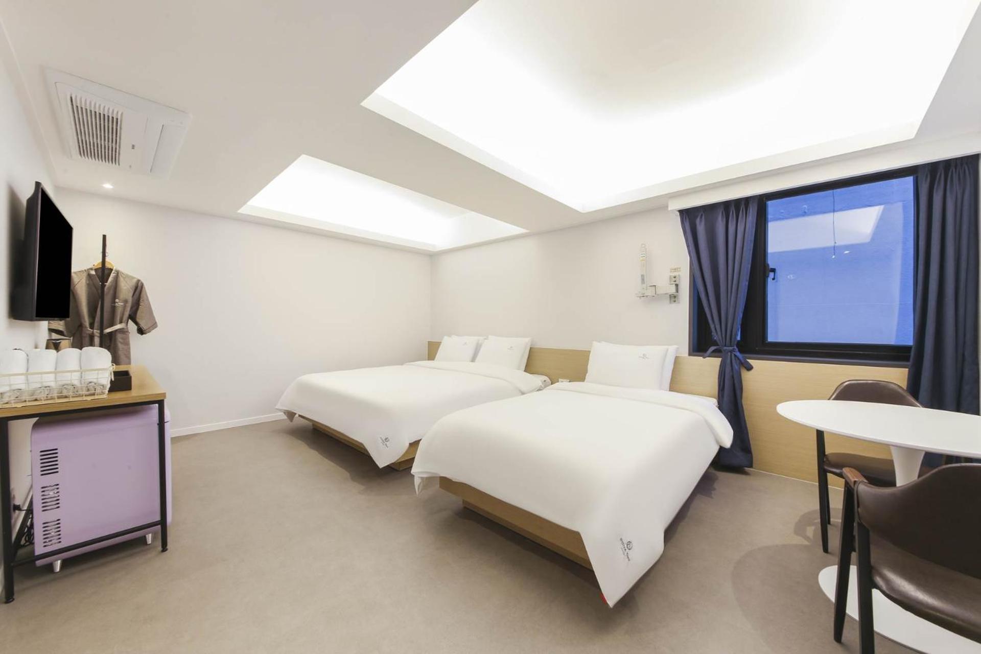 Deluxe Twin Room with Sea View - Photo 1