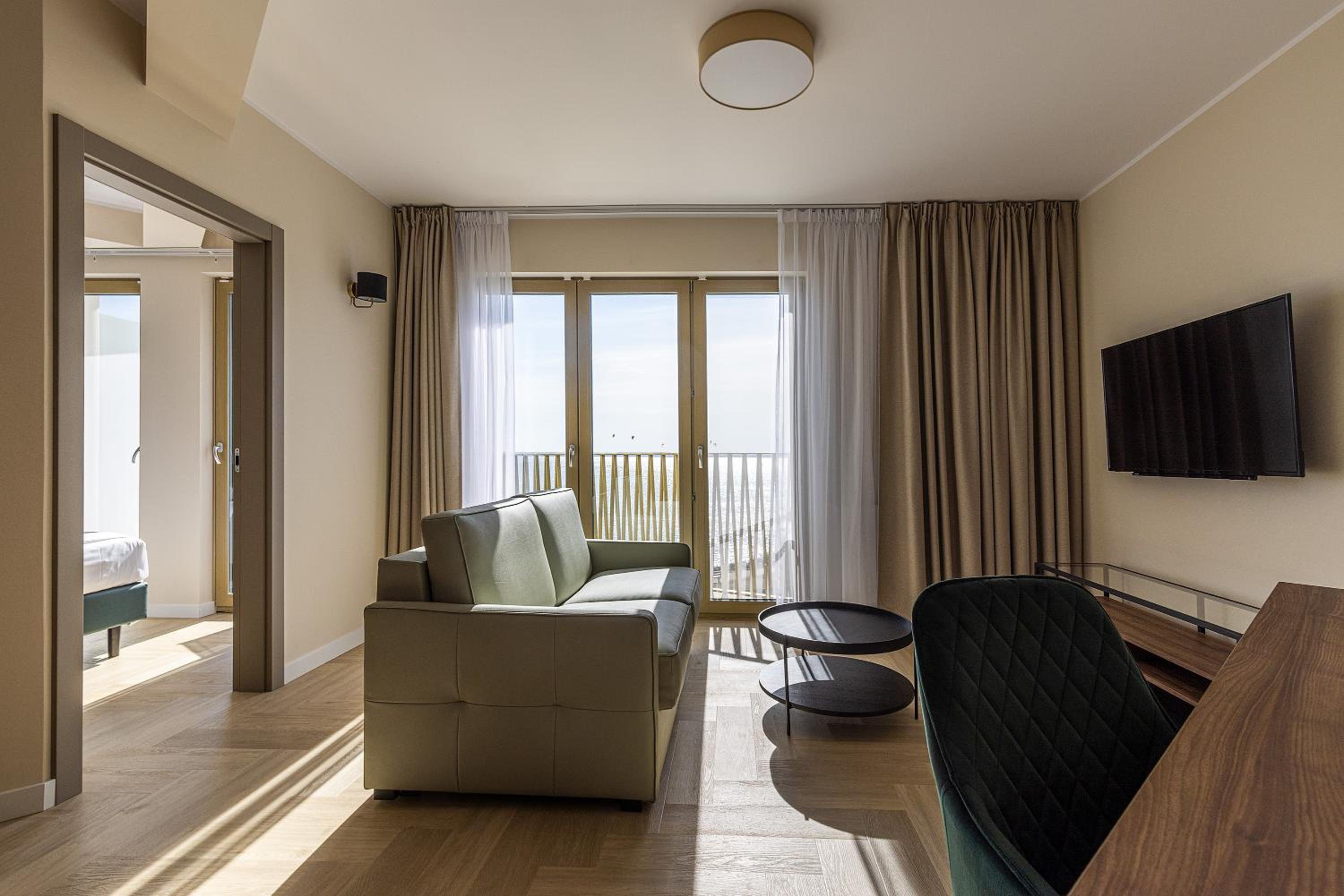 Queen Suite with Bay View