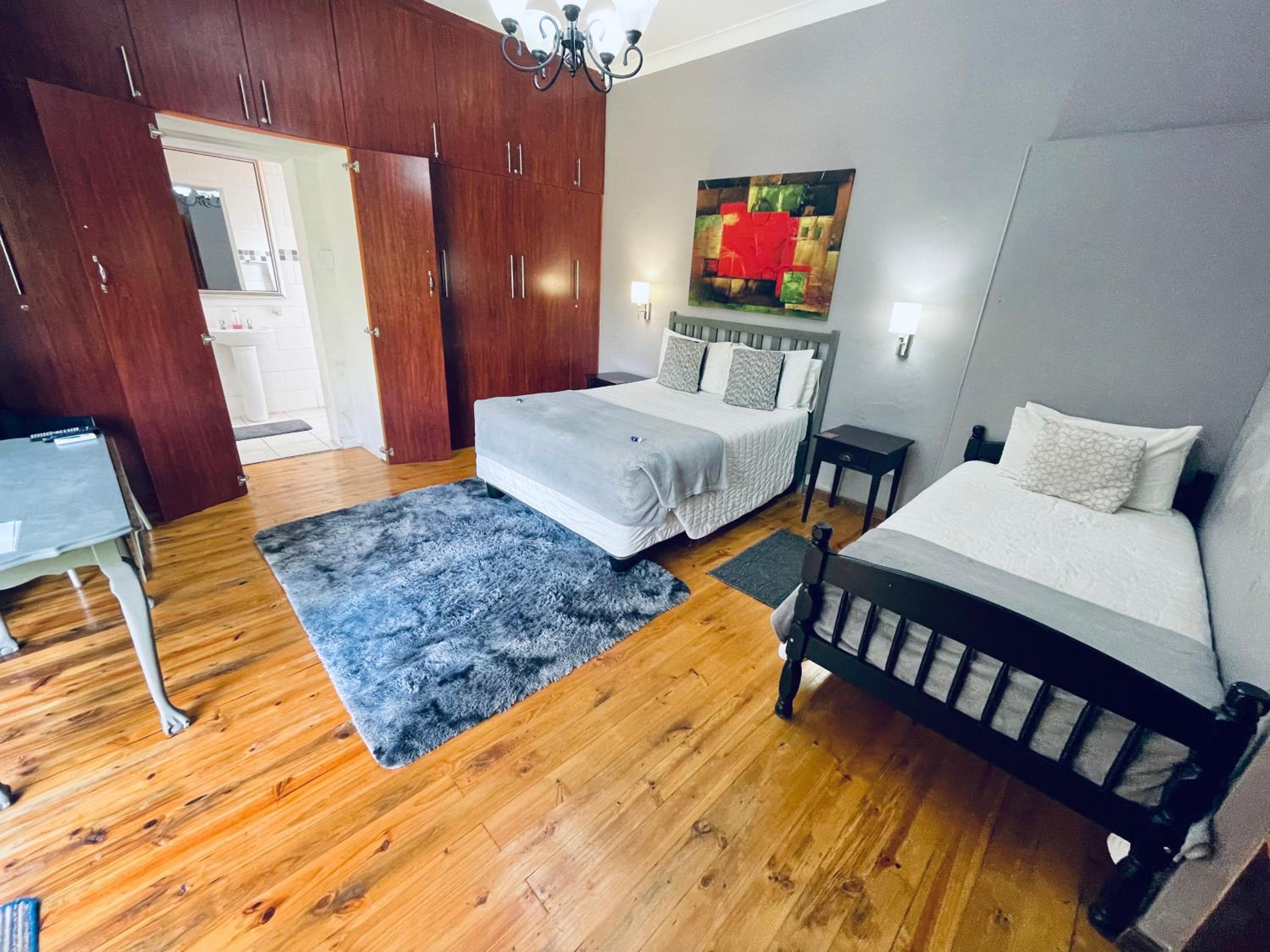 Family Room with Garden View - Photo 2