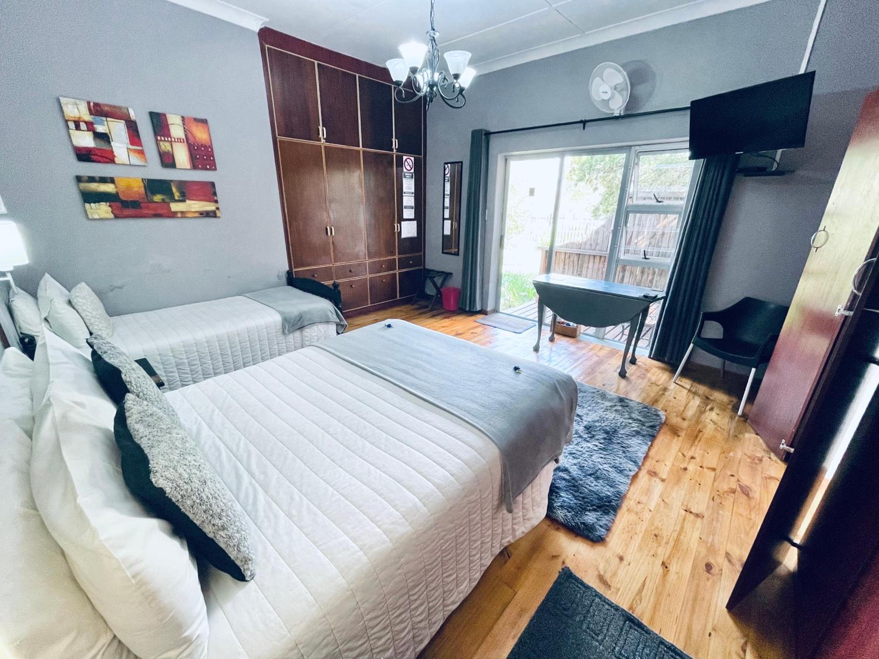 Family Room with Garden View - Photo 1