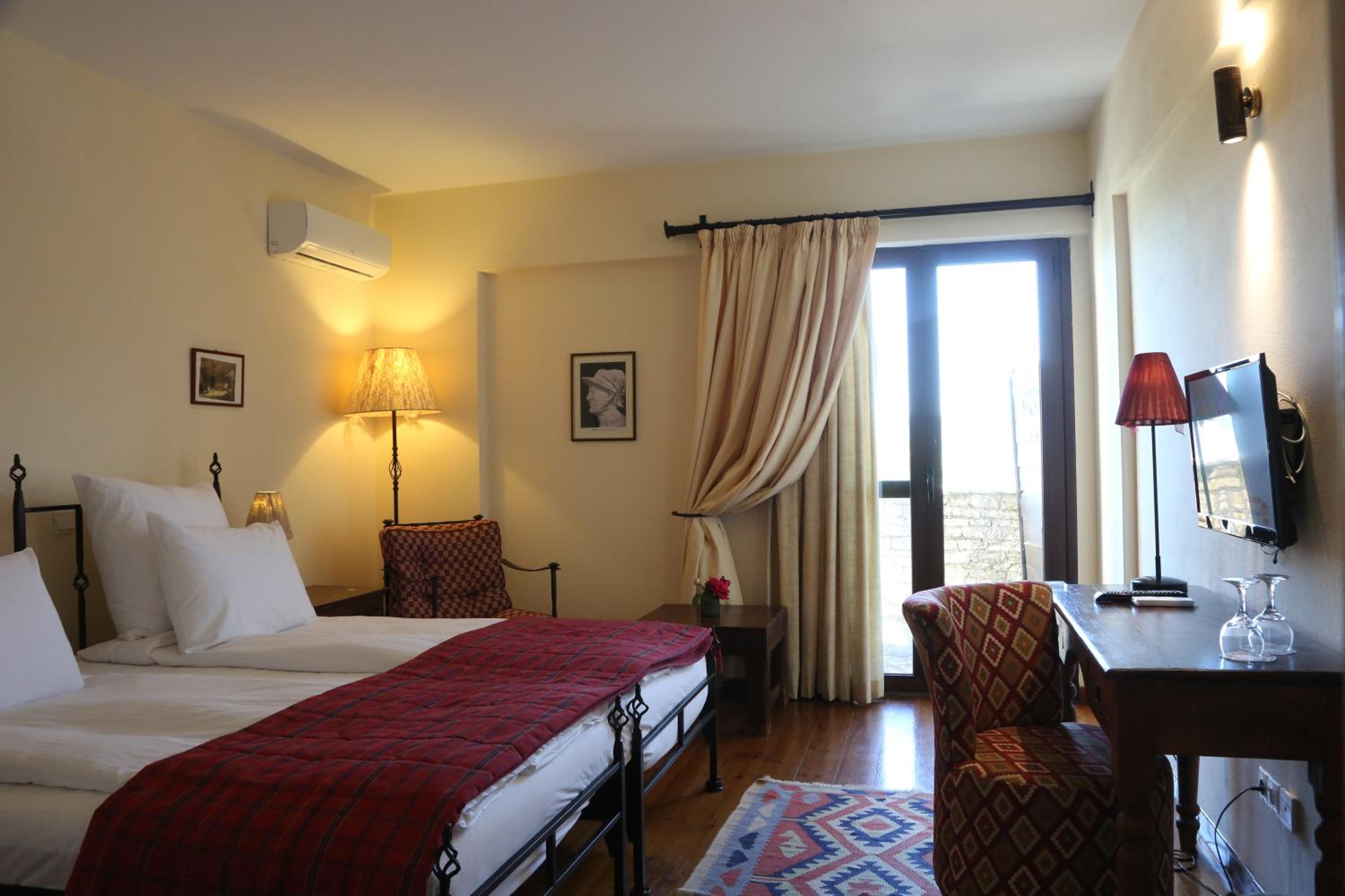 Double / Twin Room with Mountain View - Photo 2