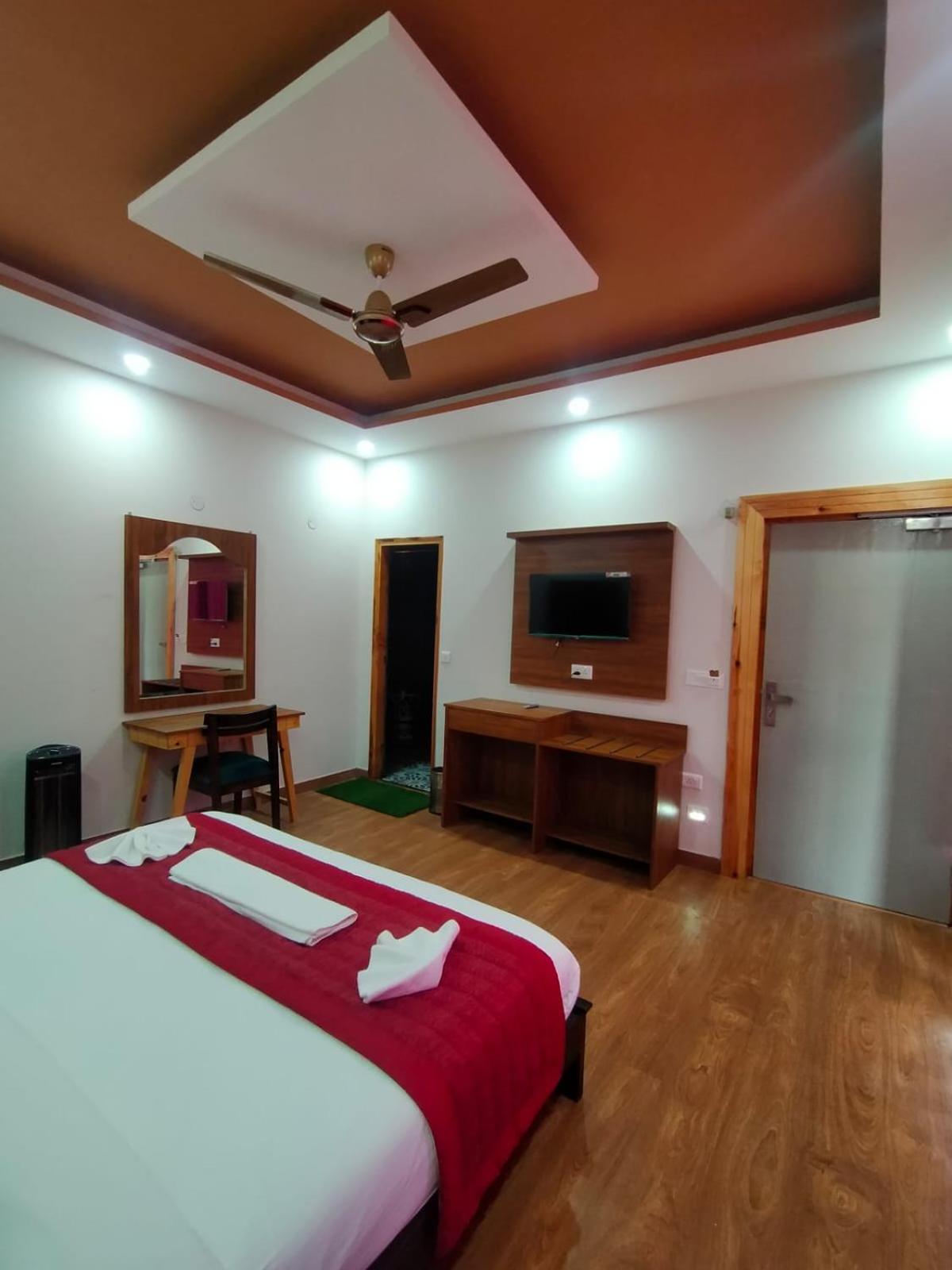 Deluxe Double Room (2 Adults + 1 Child) photo 3