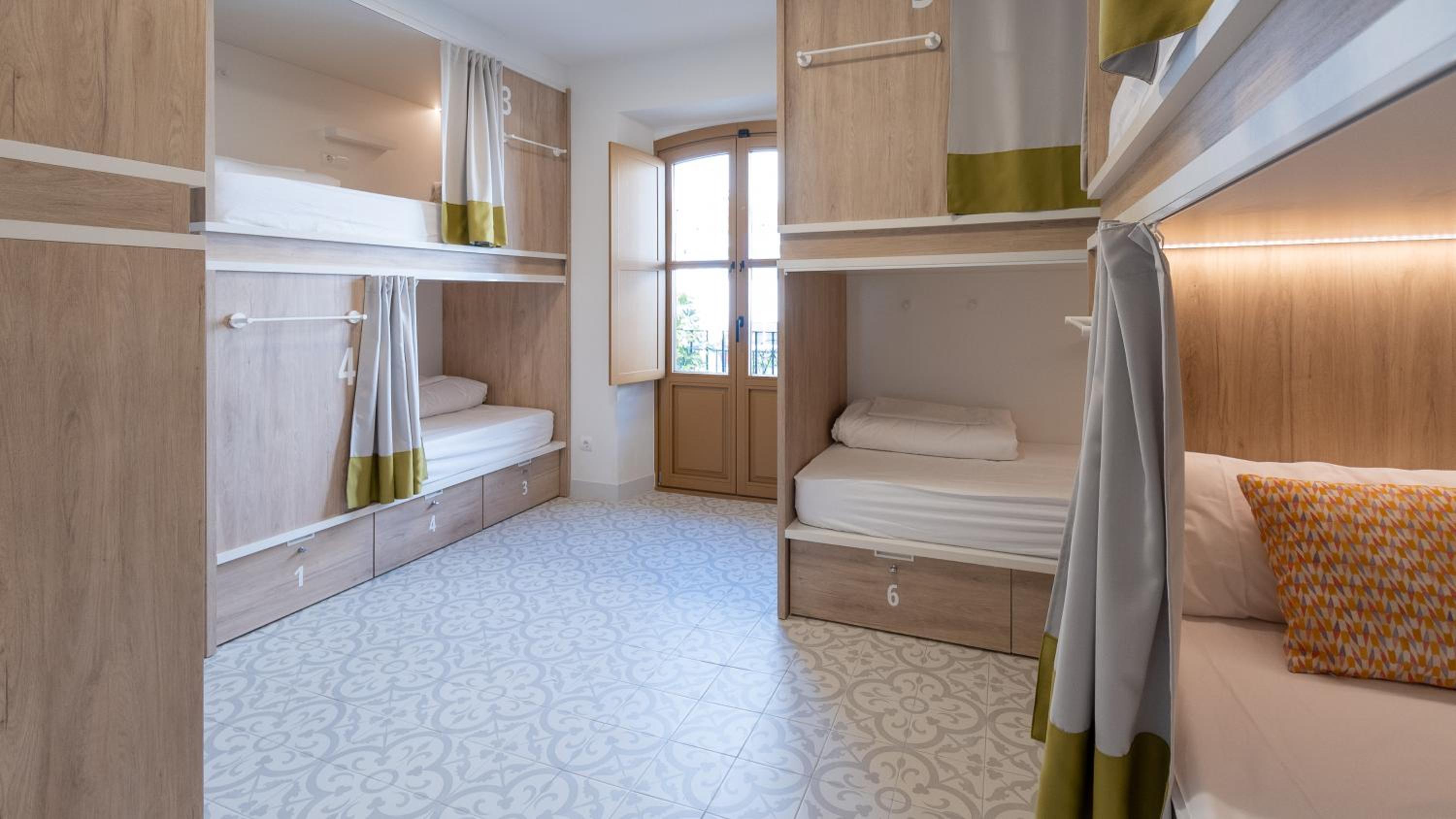 Cama individual en habitación compartida femenina