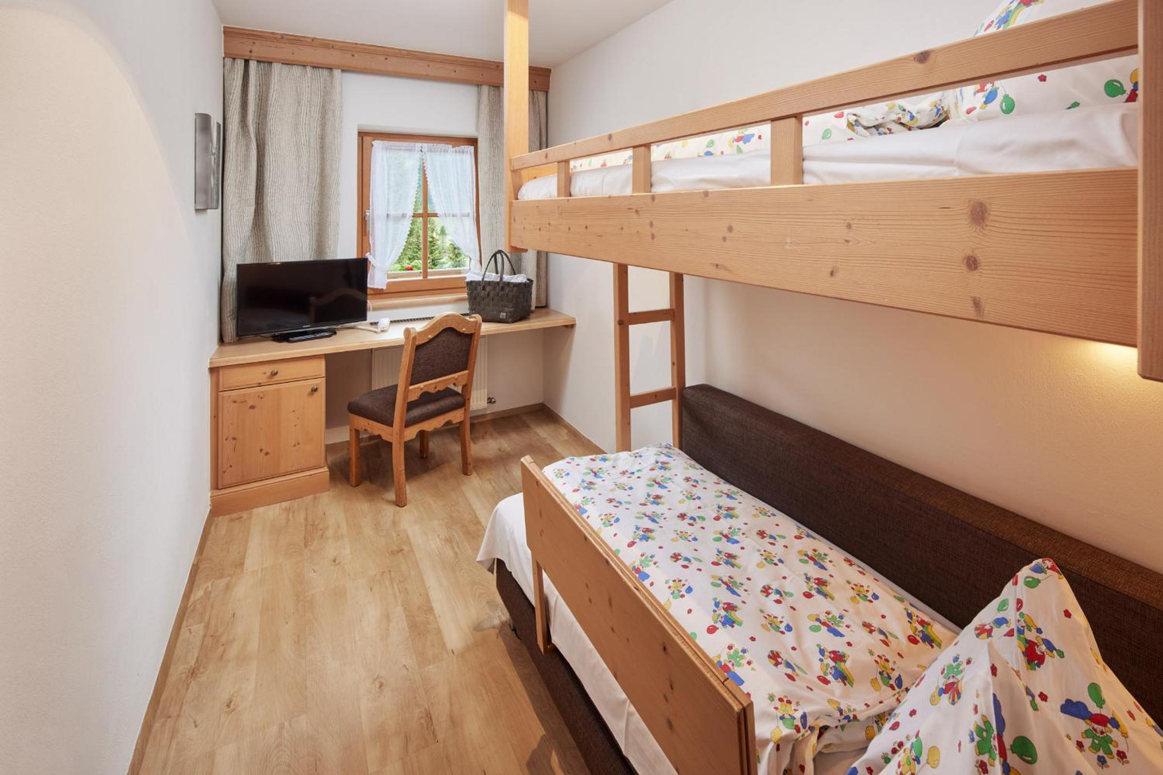 Comfort One-Bedroom Suite with Balcony (2 Adults + 1 Child) photo 2
