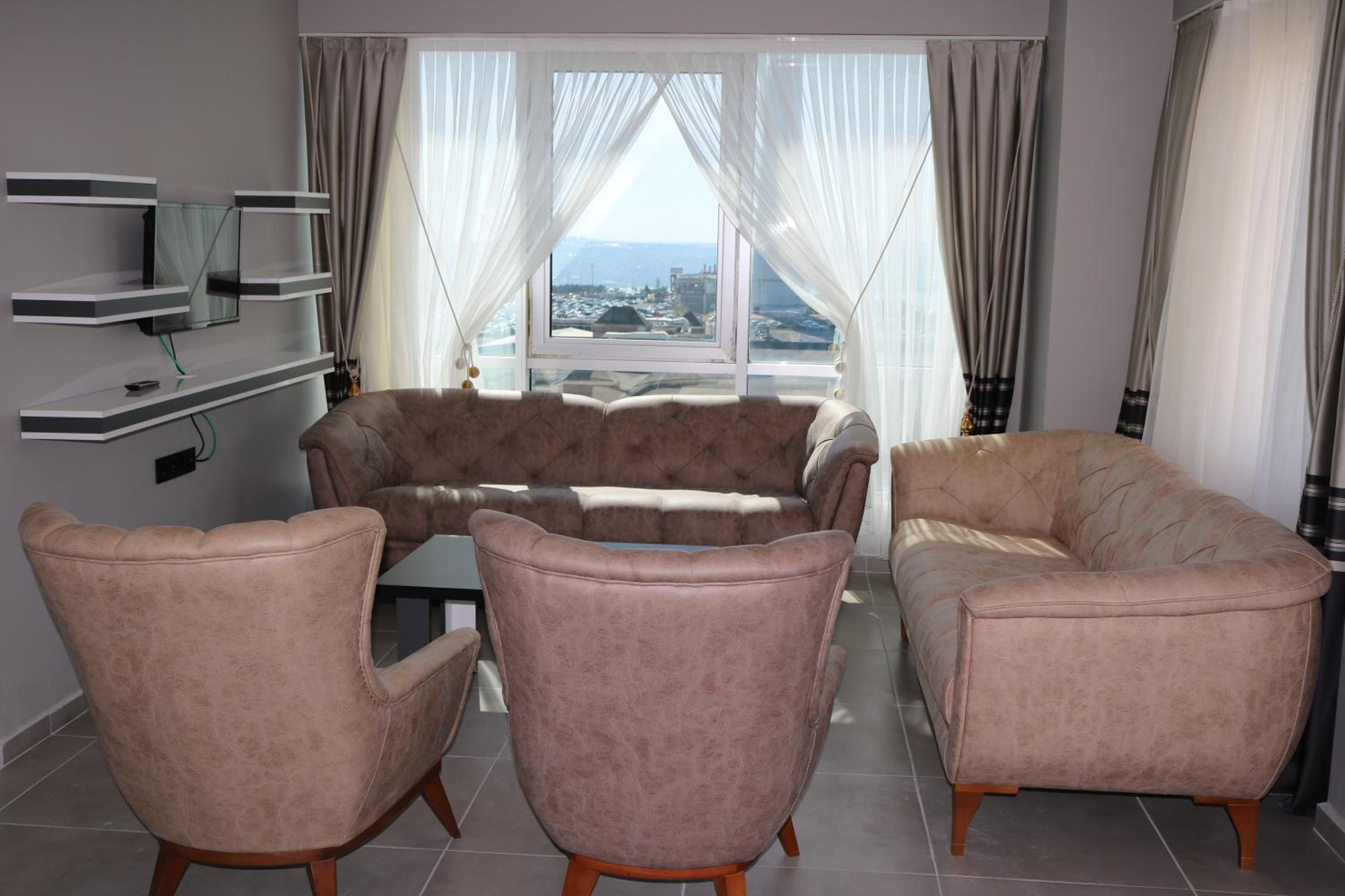 One-Bedroom Apartment photo 1