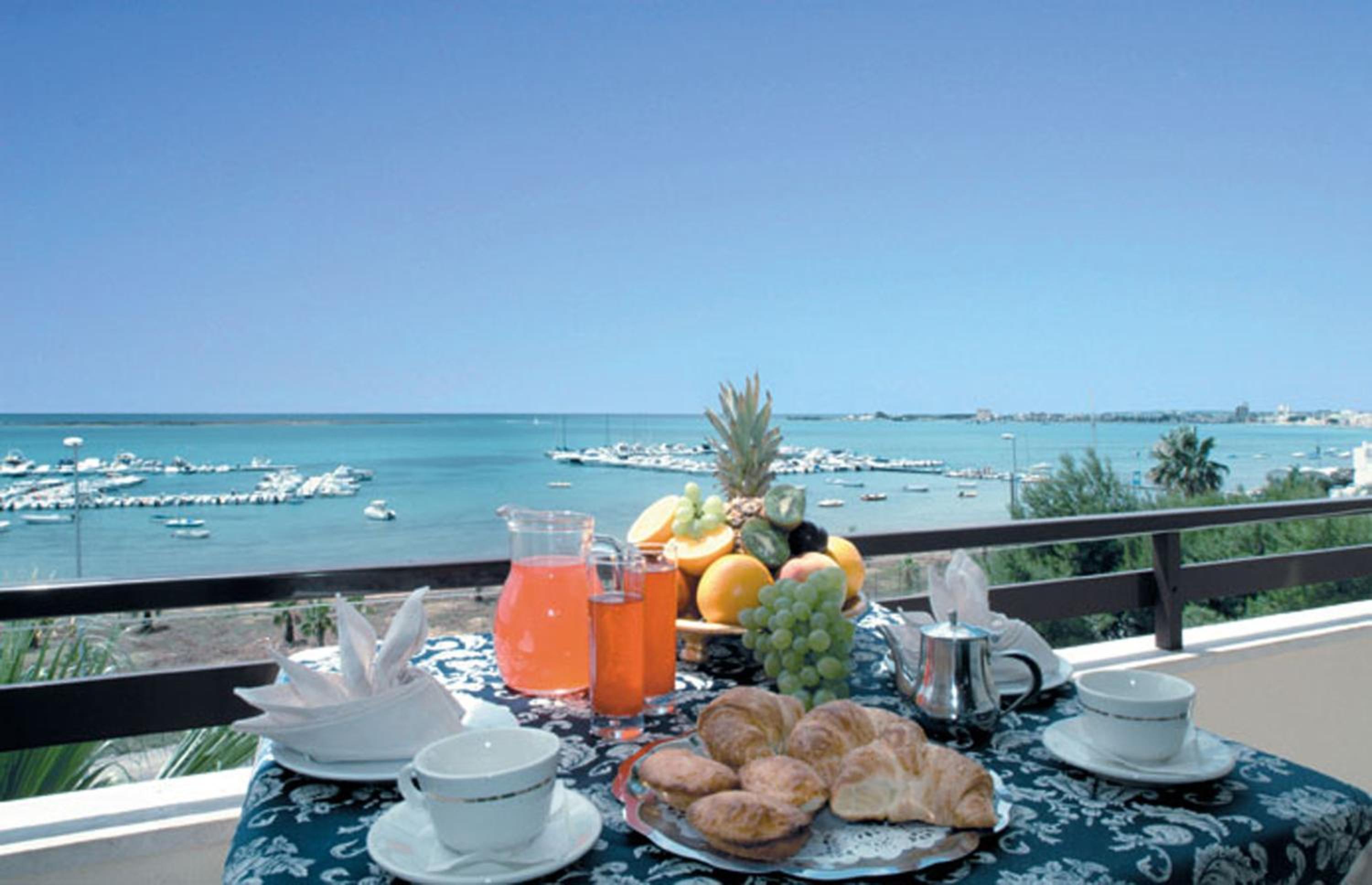 Deluxe Double Room with Balcony and Sea View photo 3