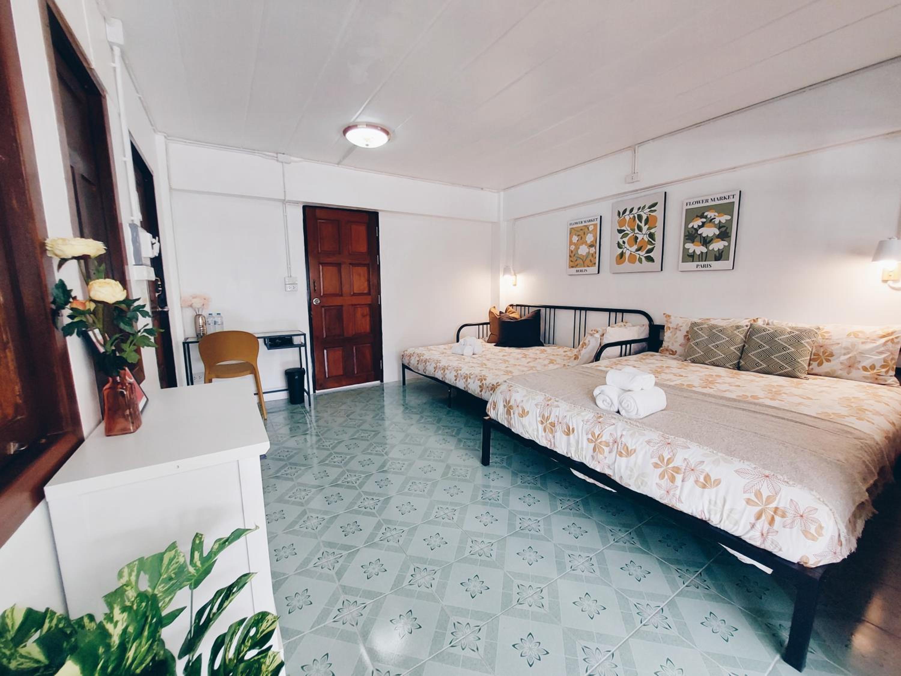 Deluxe Family Suite - Photo 1