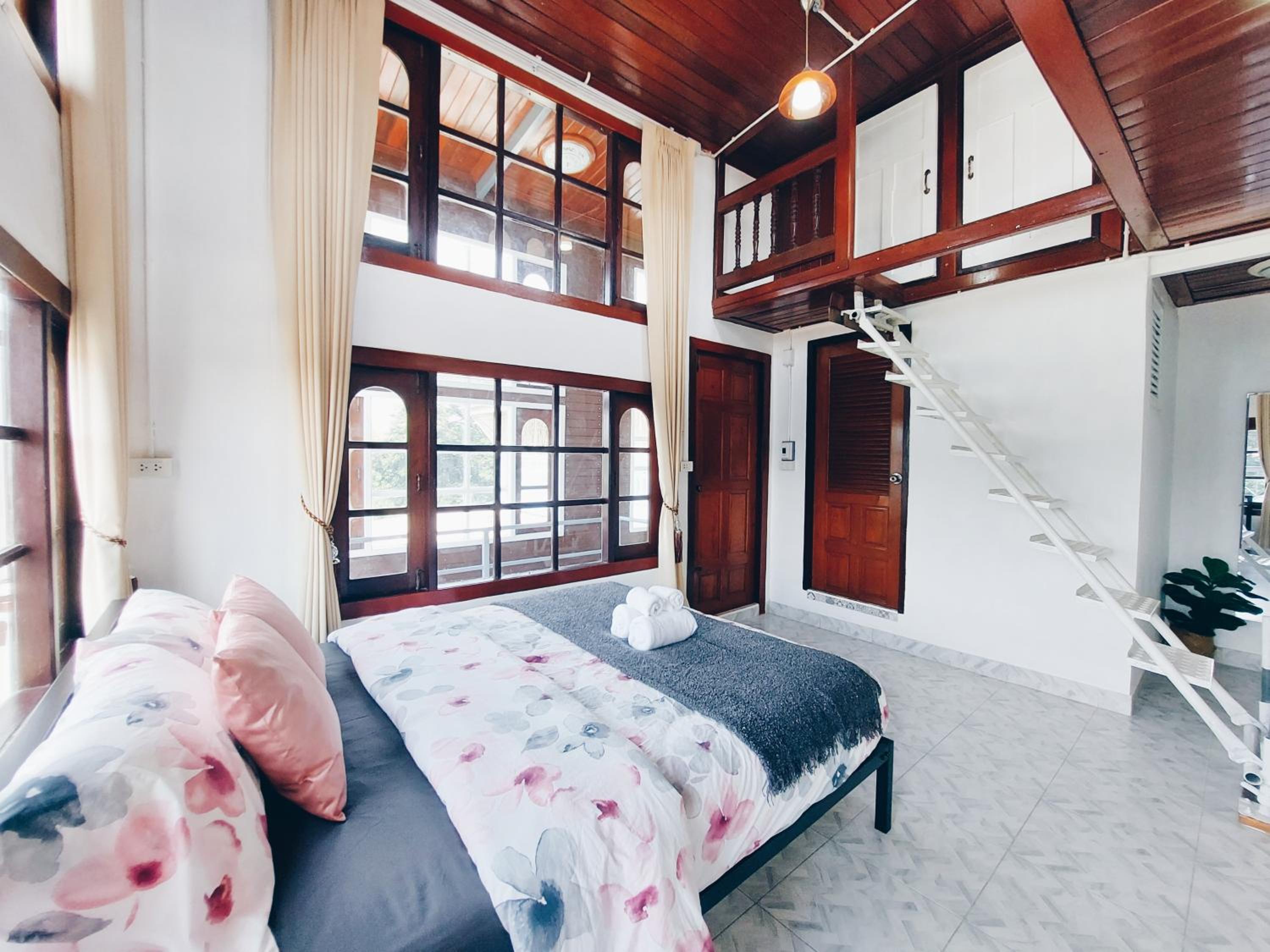 Duplex Quadruple Room - Photo 5