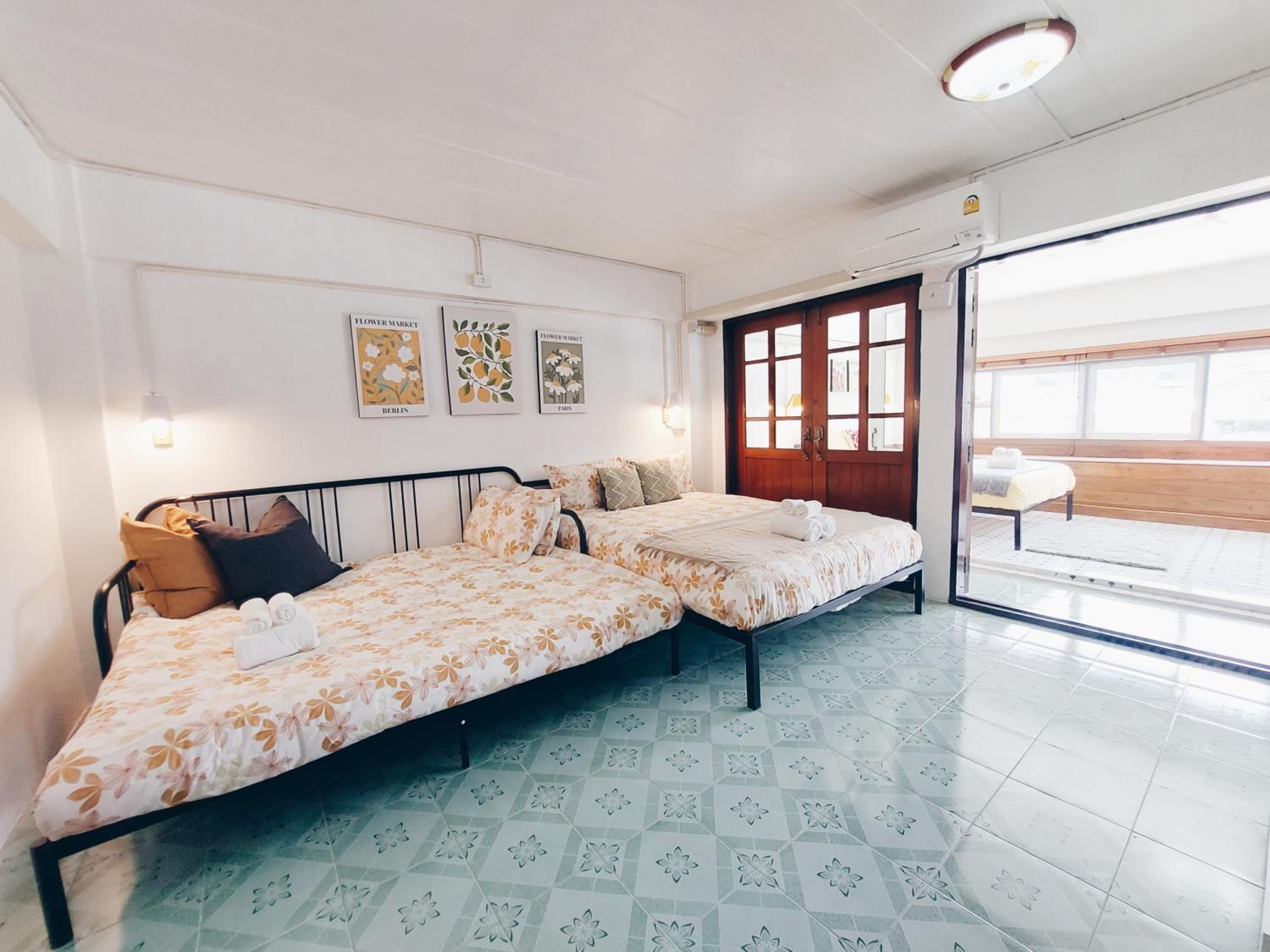 Deluxe Family Suite - Photo 8