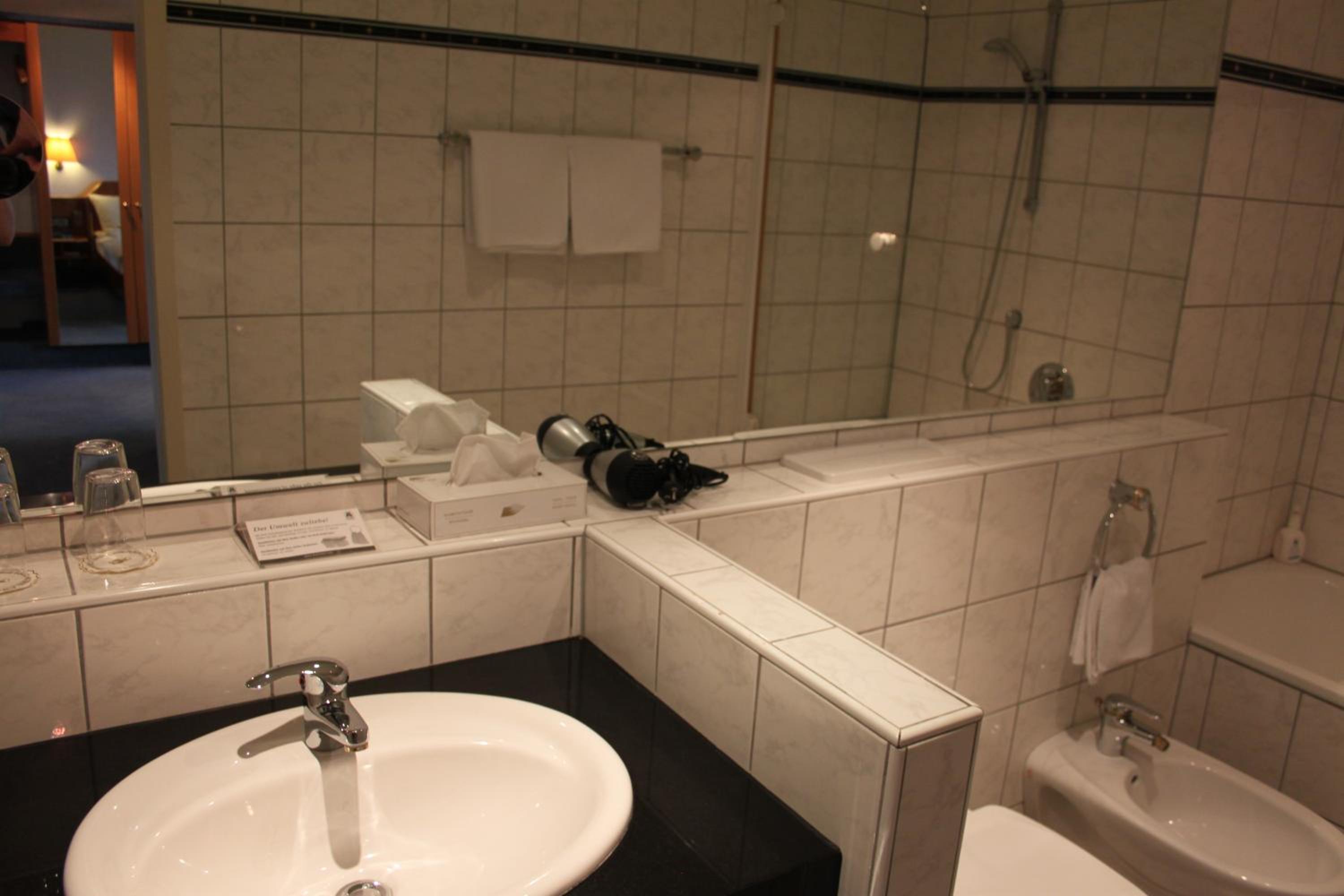 Double Room with Bath - Non-Smoking - Photo 4