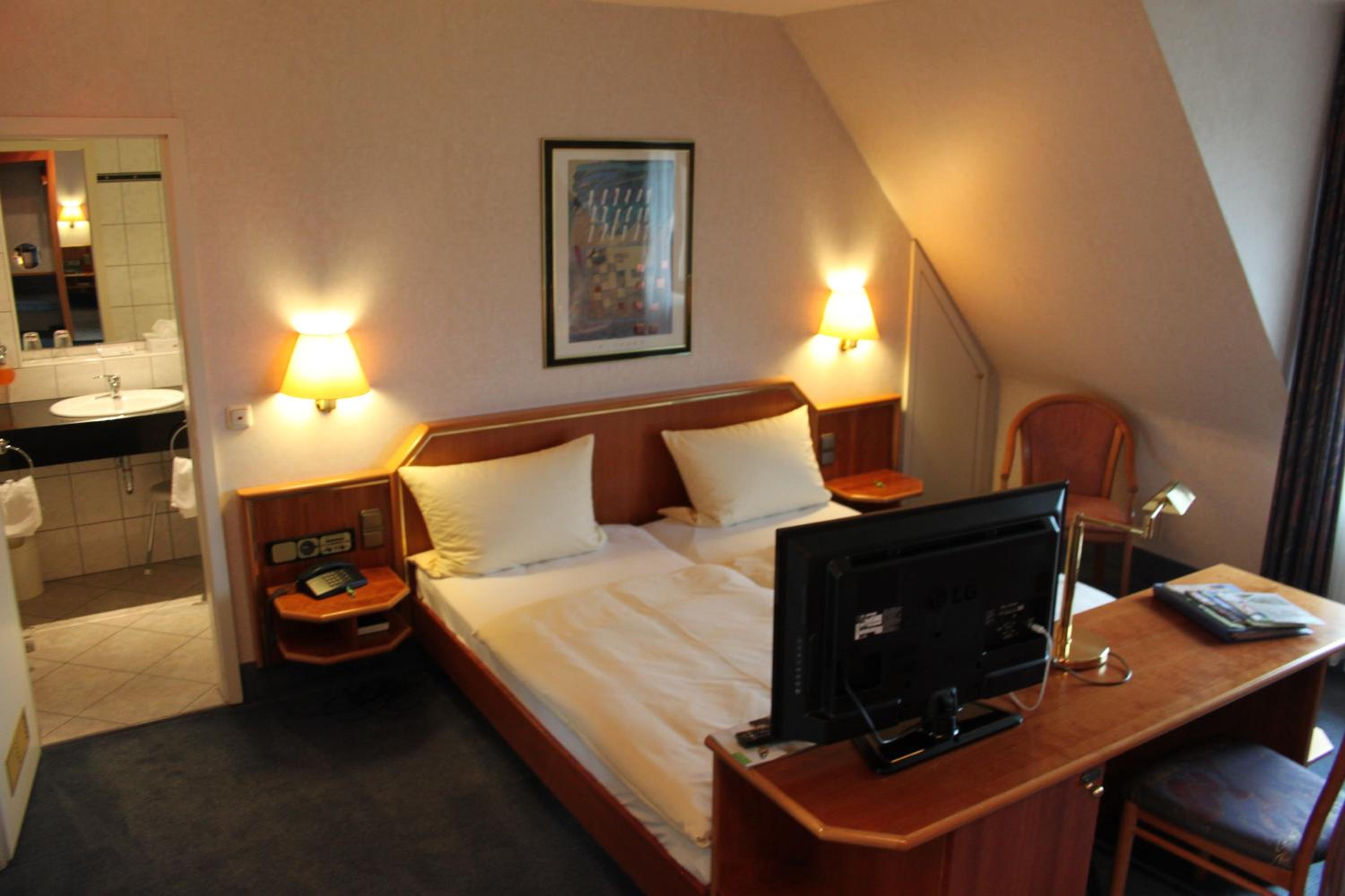 Double Room with Bath - Non-Smoking - Photo 3
