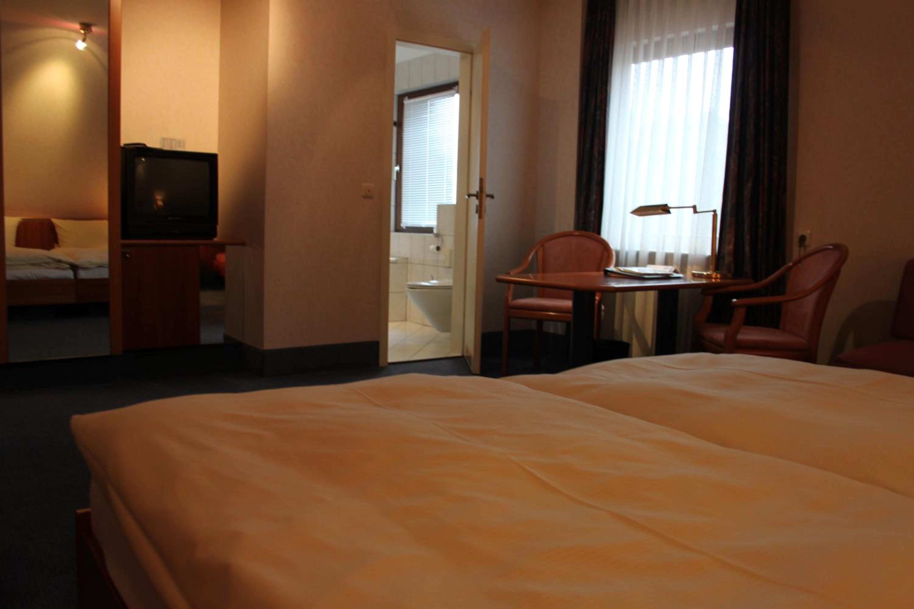 Double Room with Bath - Non-Smoking - Photo 5