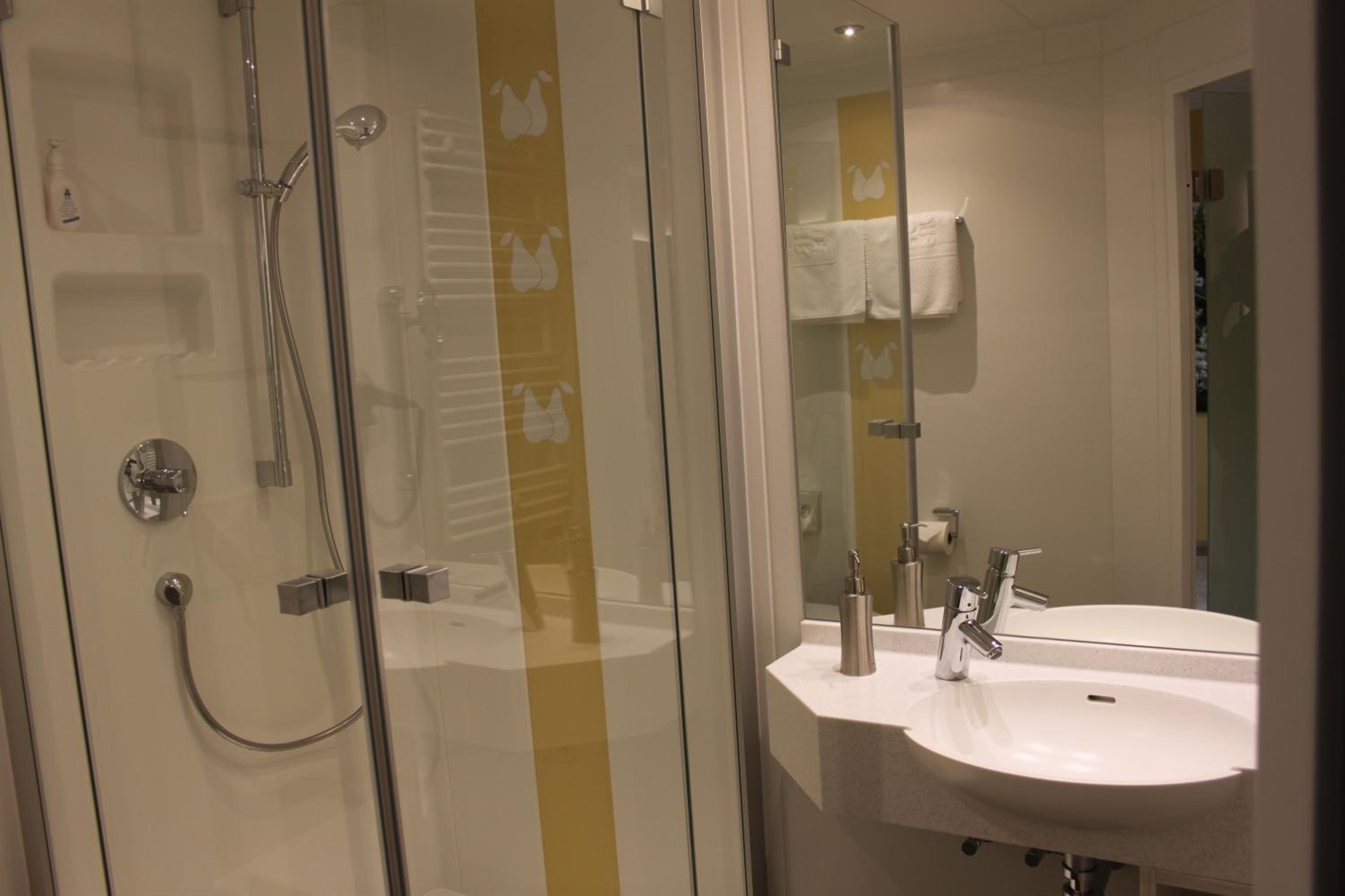 Double Room with Shower - Non-Smoking  - Photo 8