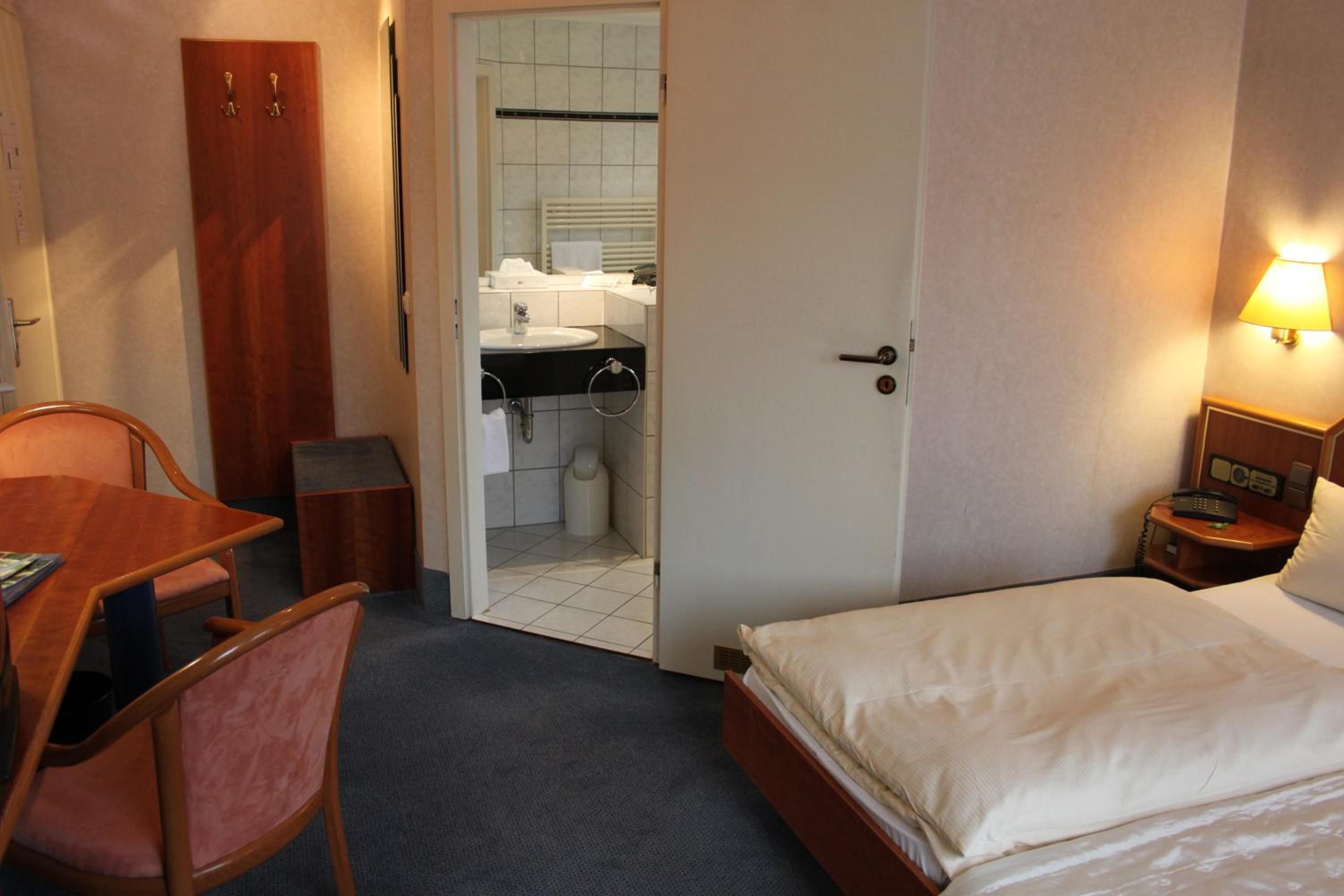 Single Room with Bath photo 1
