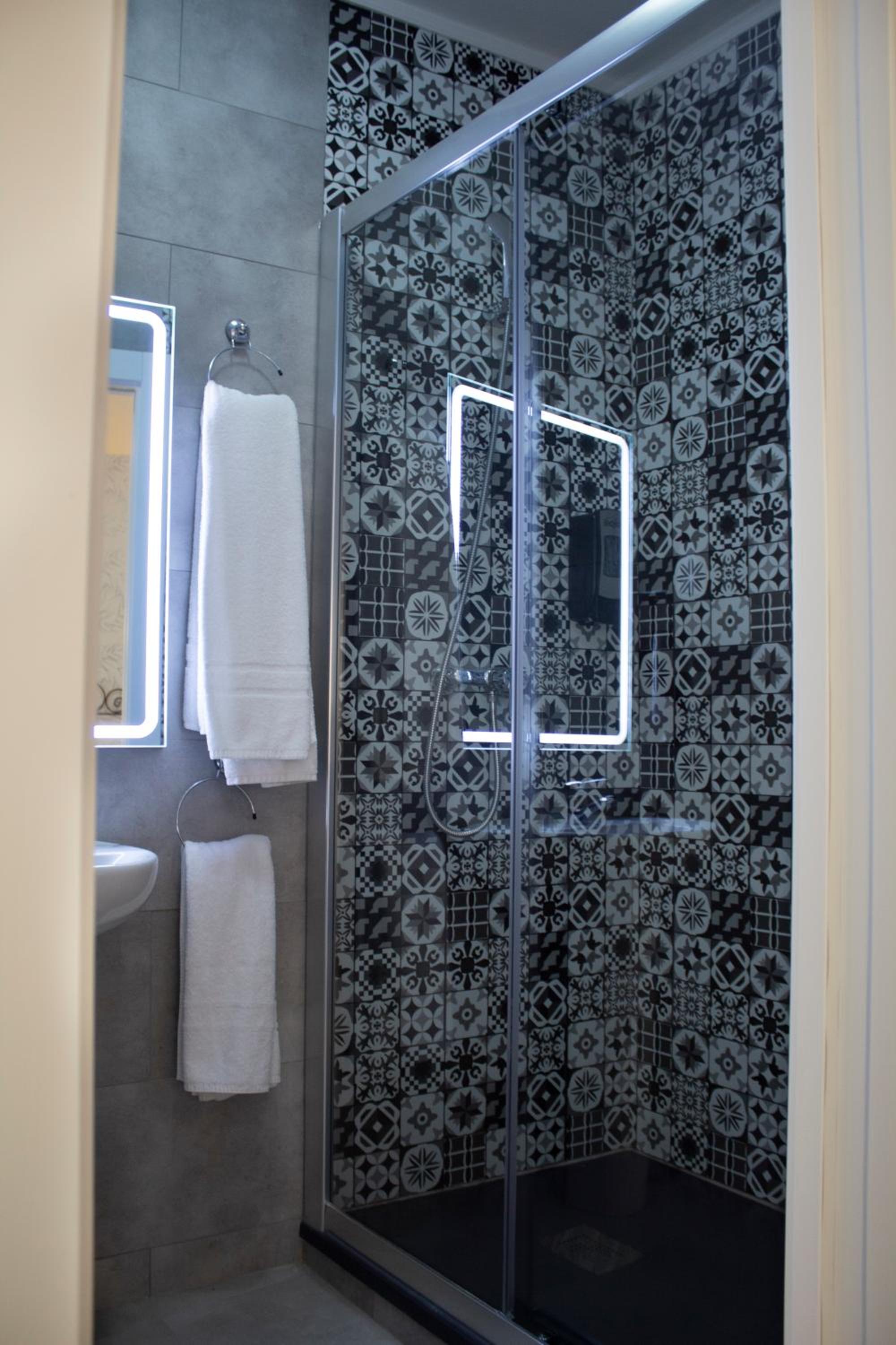 Double or Twin Room - Photo 18