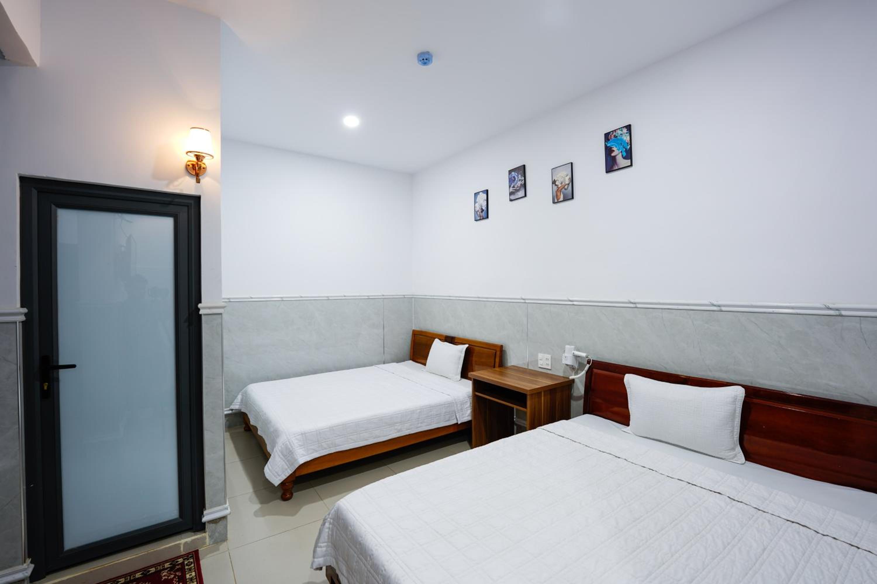 Queen Room with Two Queen Beds photo 1