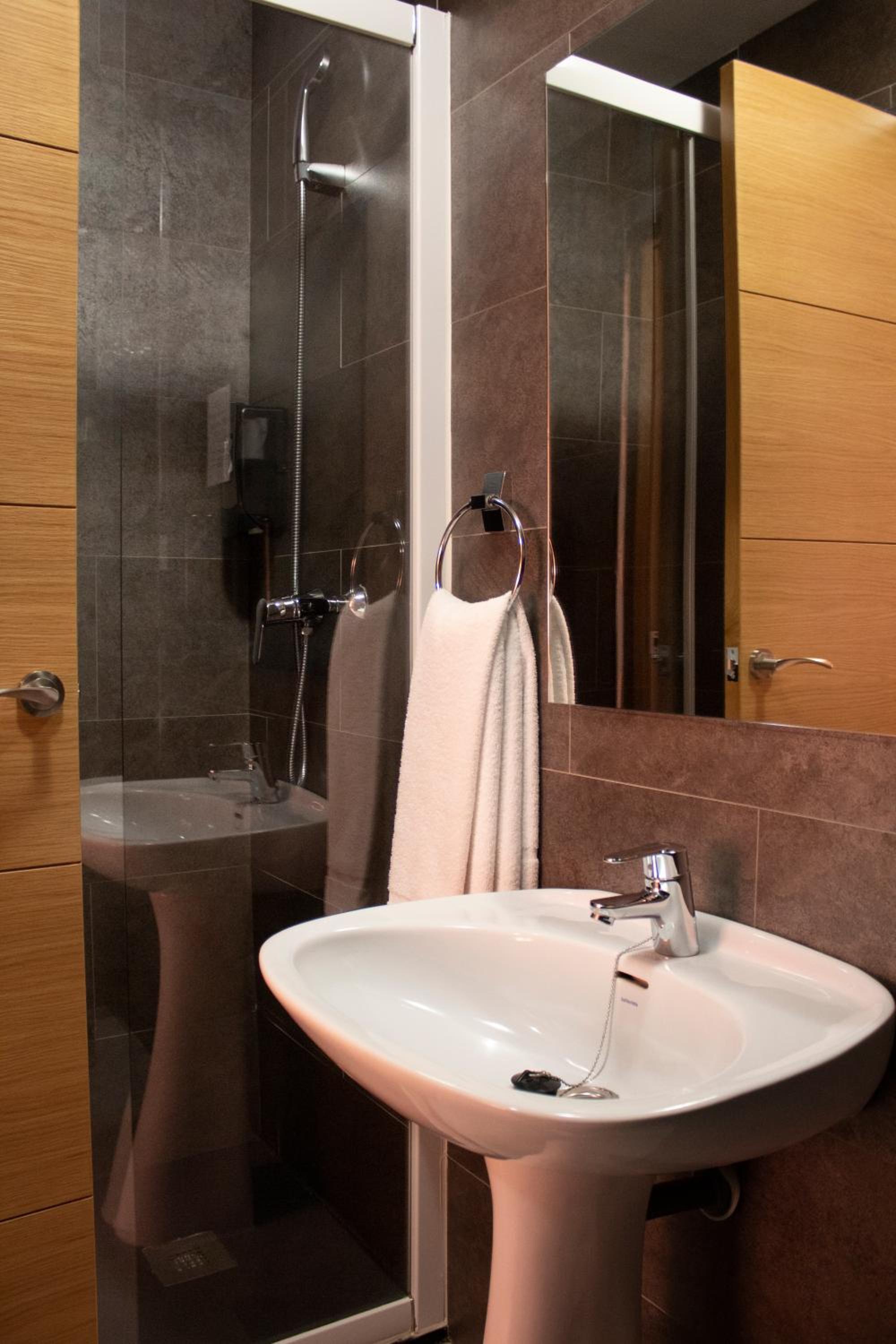 Double or Twin Room - Photo 5