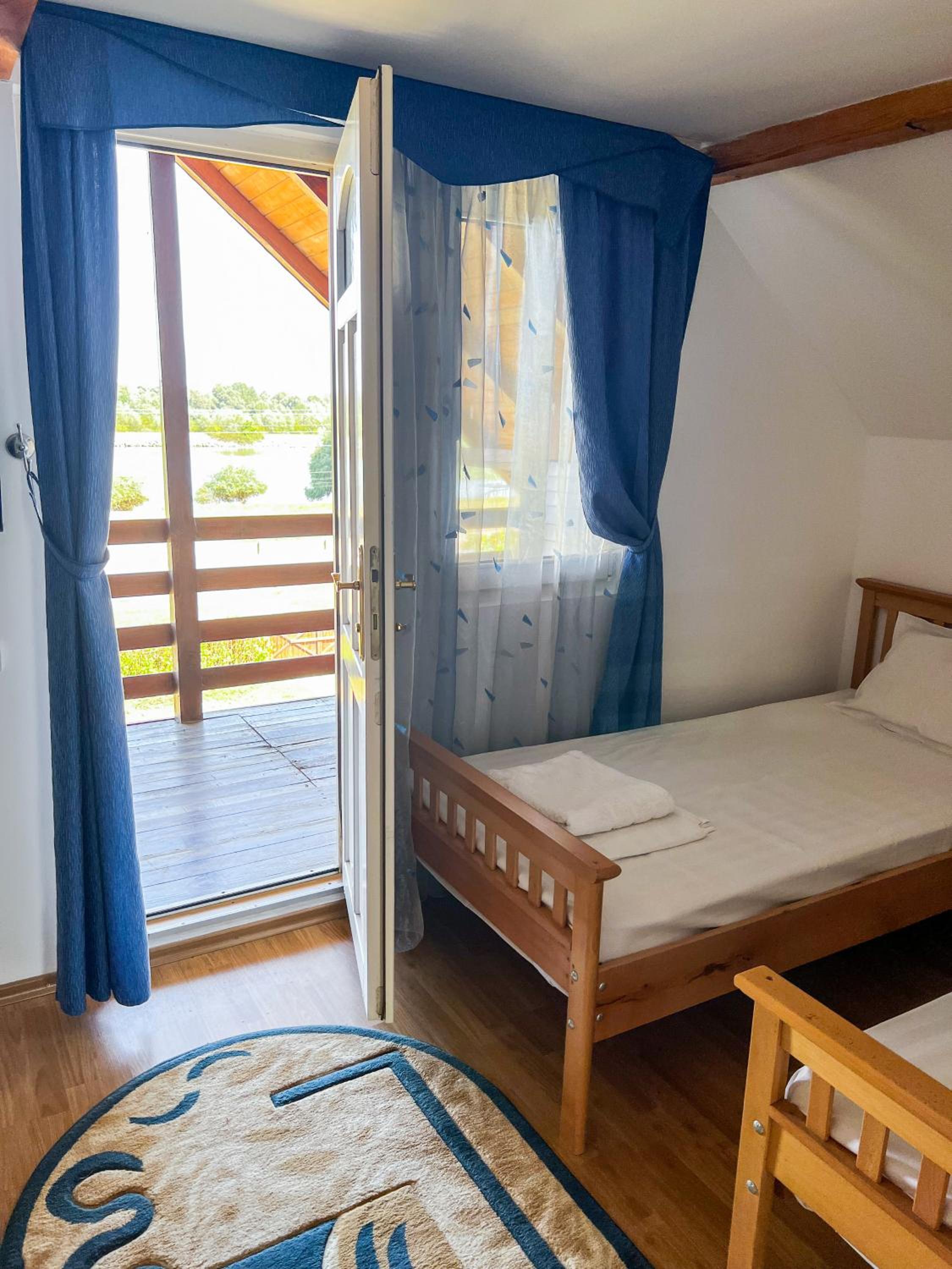 Quadruple Room with Shared Bathroom photo 2
