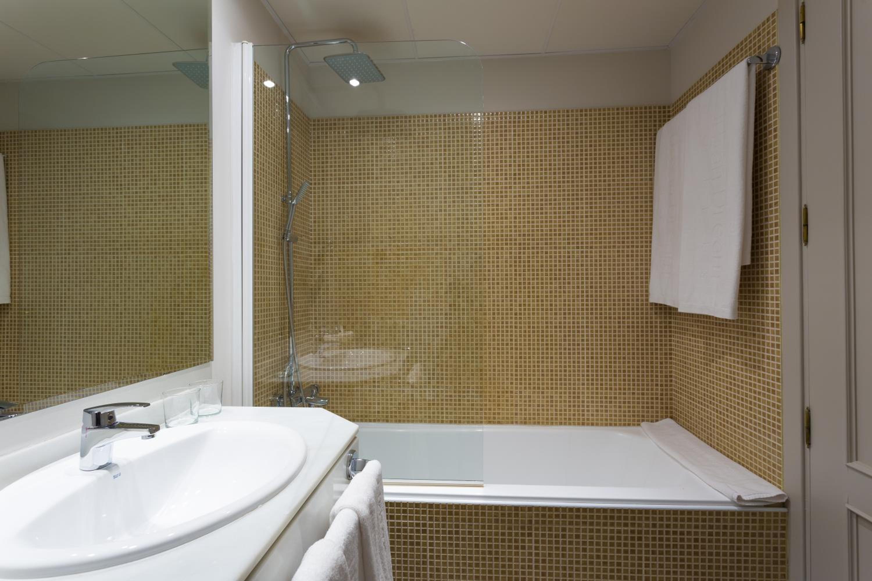 Double or Twin Room - Photo 4