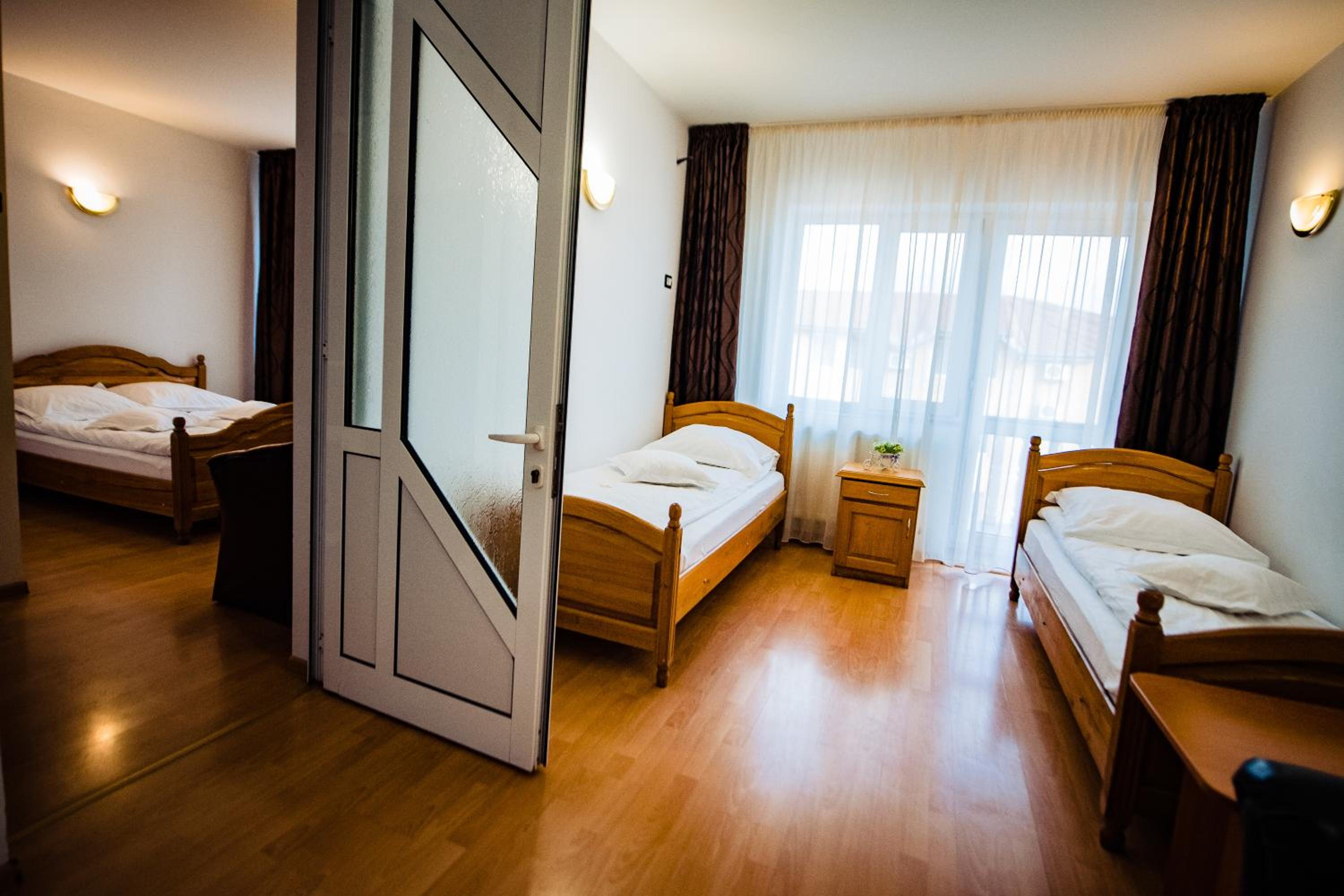 Family Suite with Balcony - Photo 3