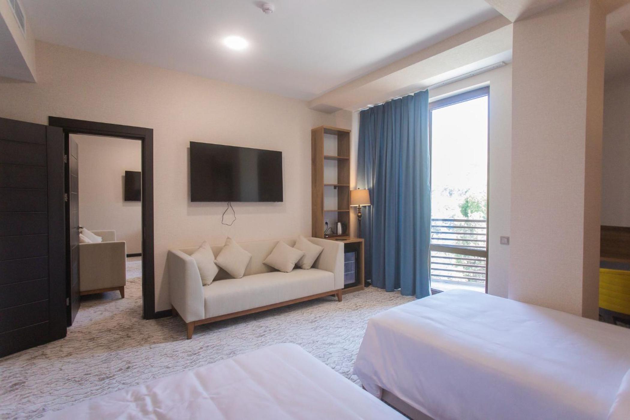 Family Room with Mountain View photo 1