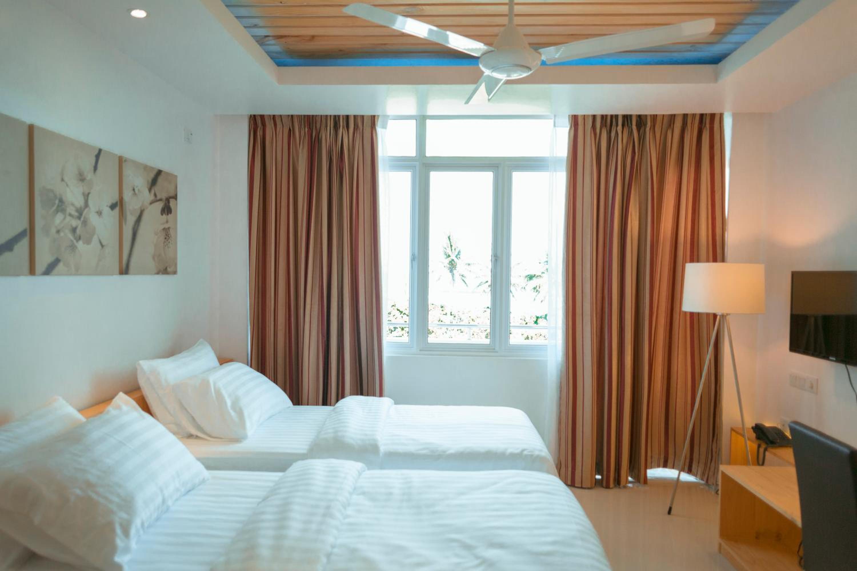 Deluxe Double Room with Balcony - Photo 4
