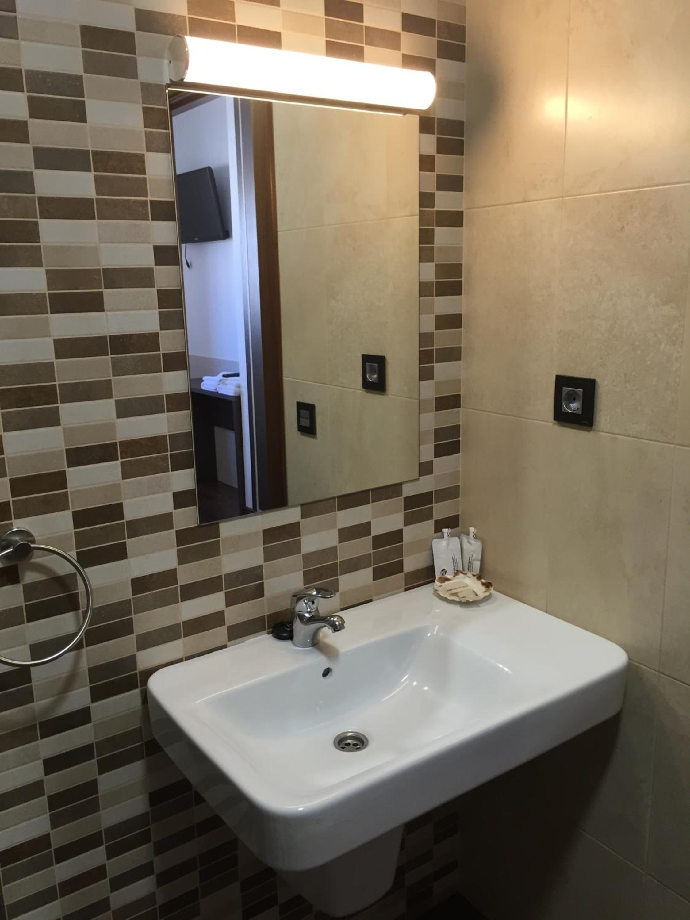 Double or Twin Room - Photo 16
