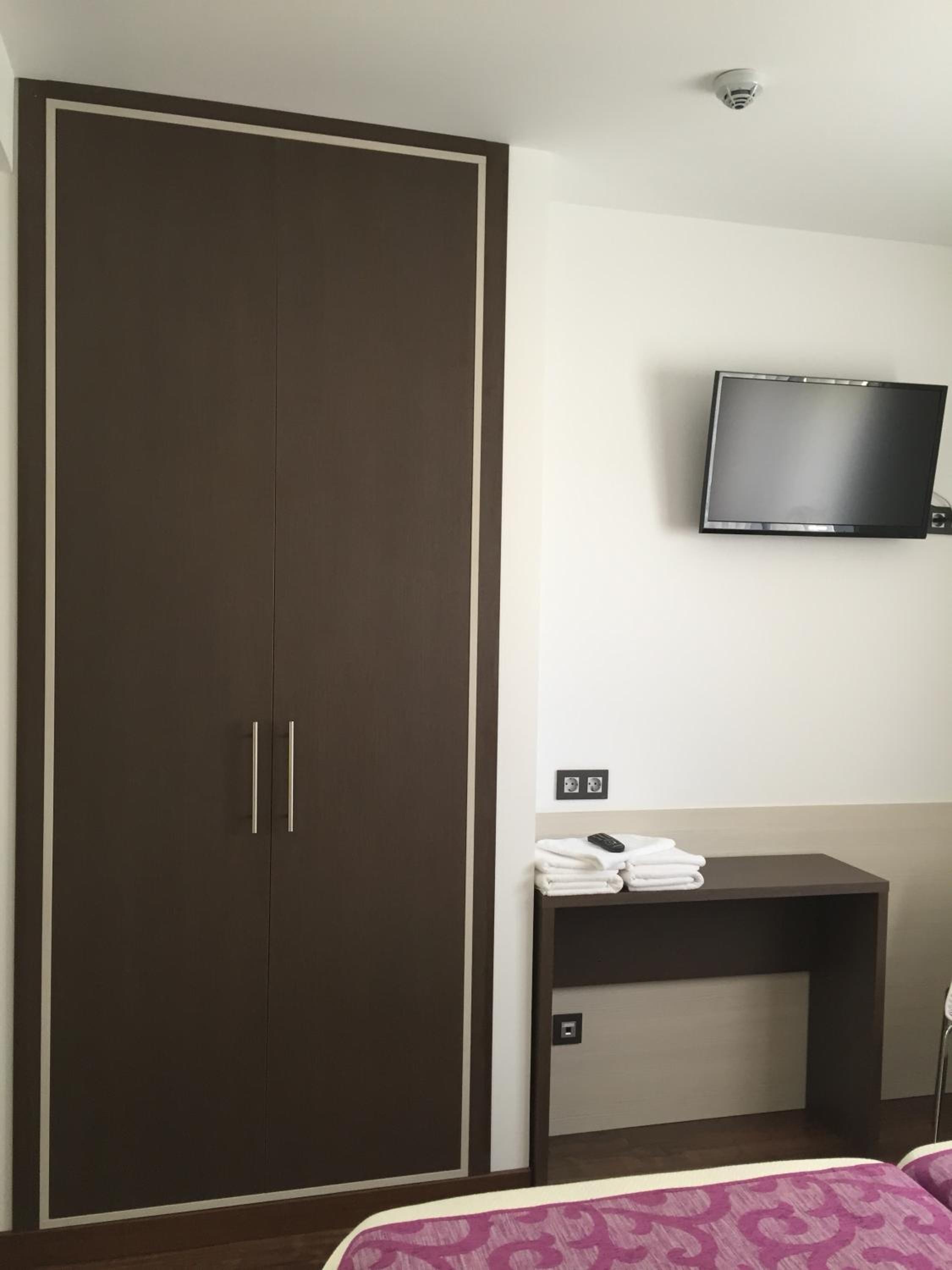 Double or Twin Room - Photo 4