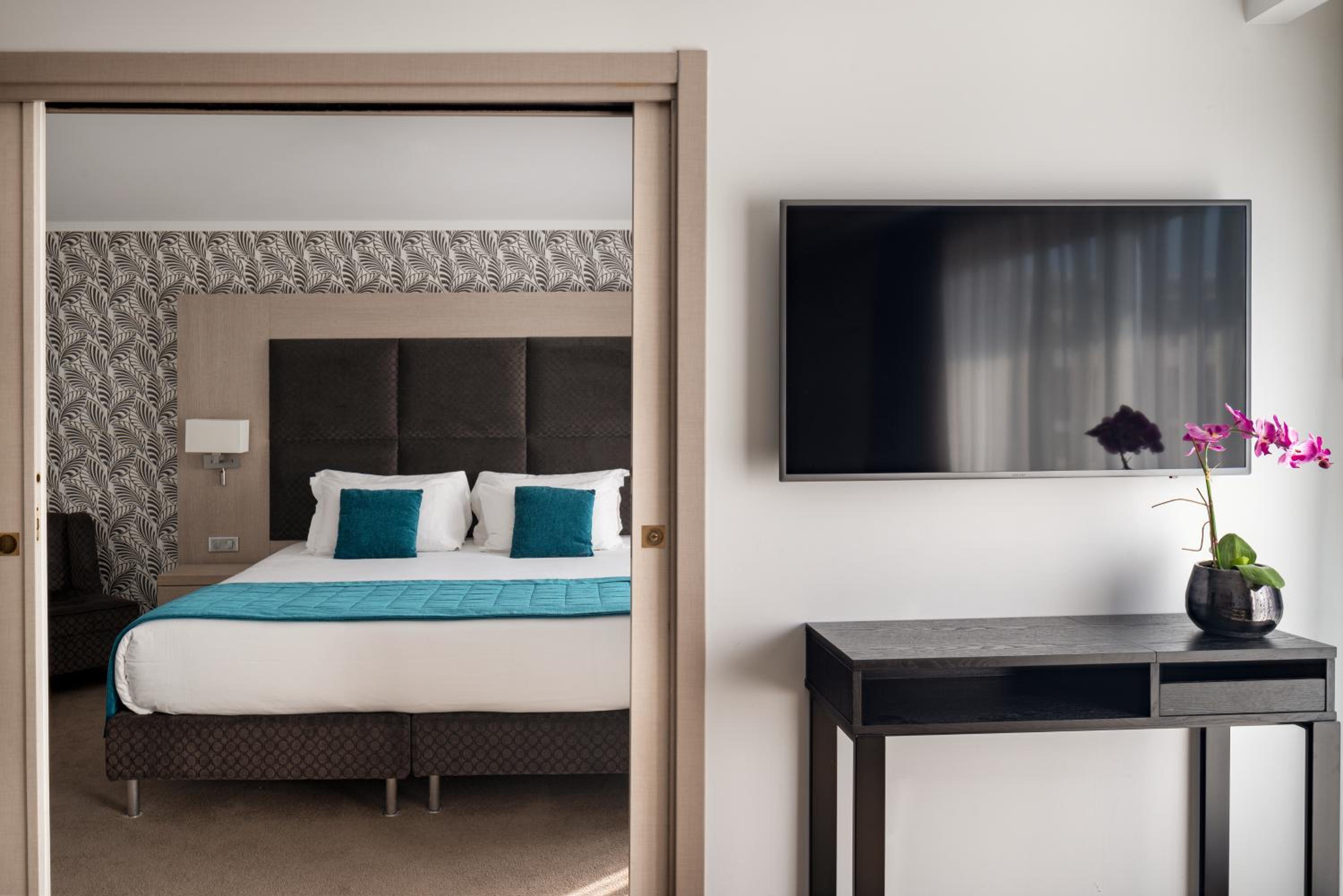 Deluxe Suite - Photo 8