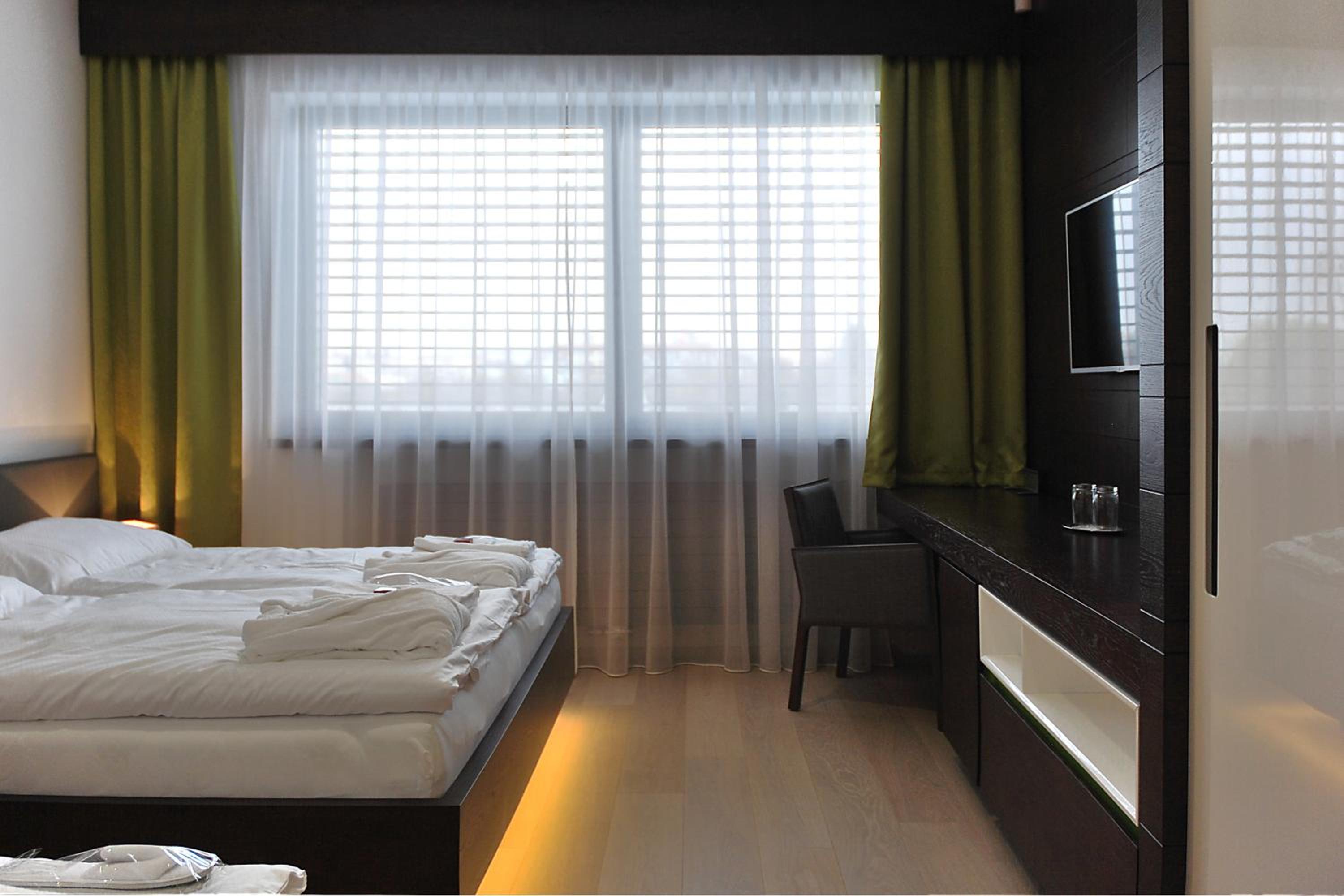 Deluxe Double Room with Shower - Photo 3