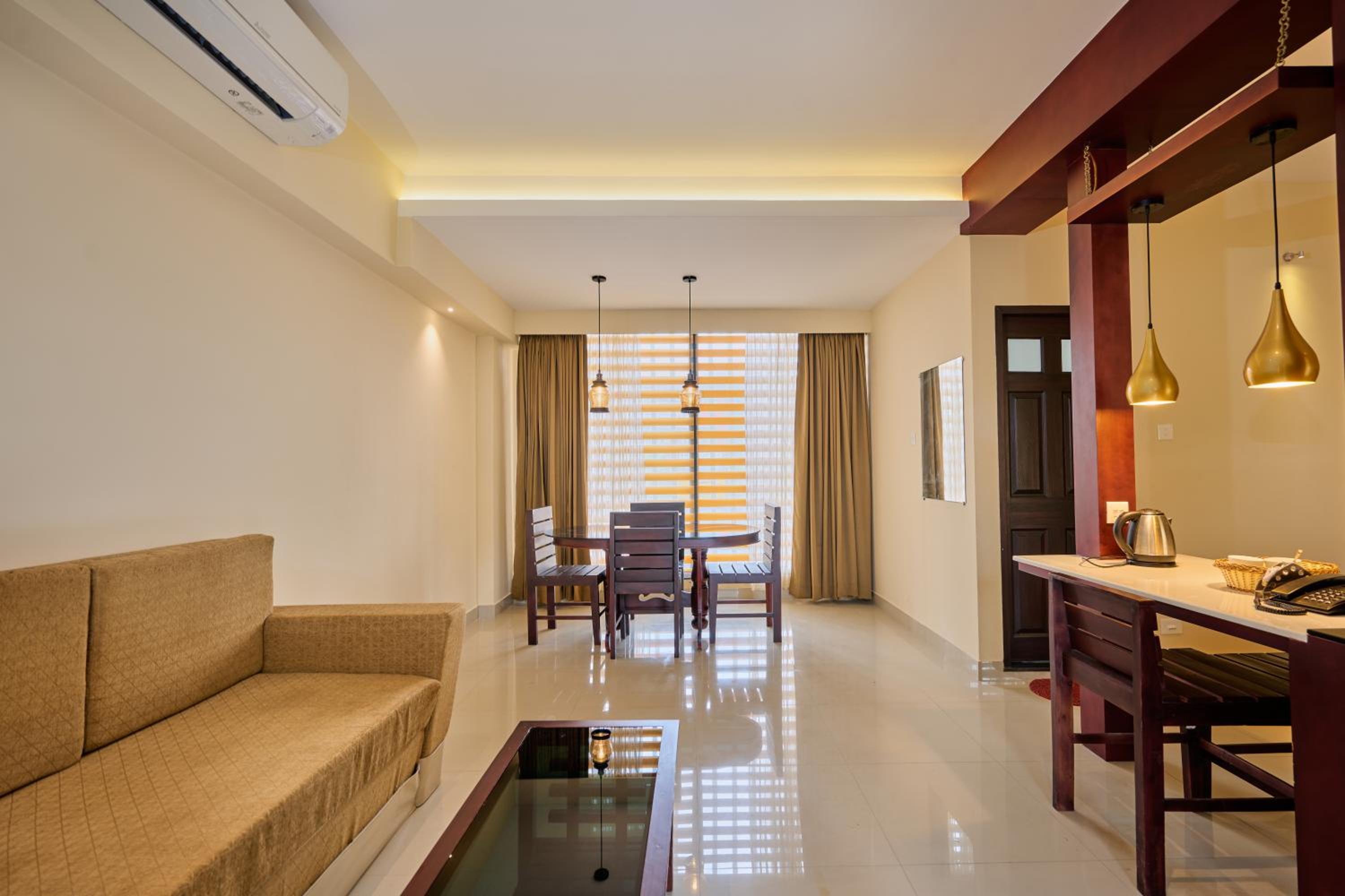 Executive Suite - Photo 2