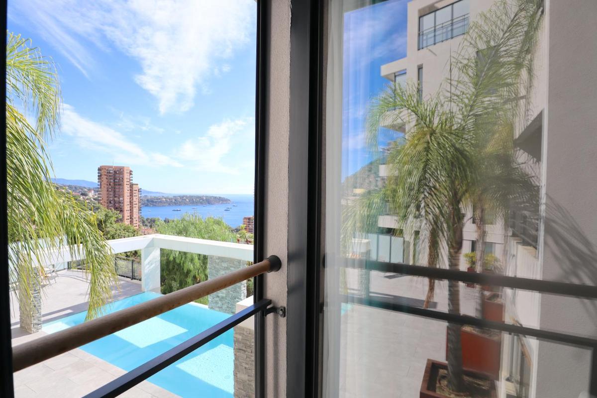 Apartment with Pool View