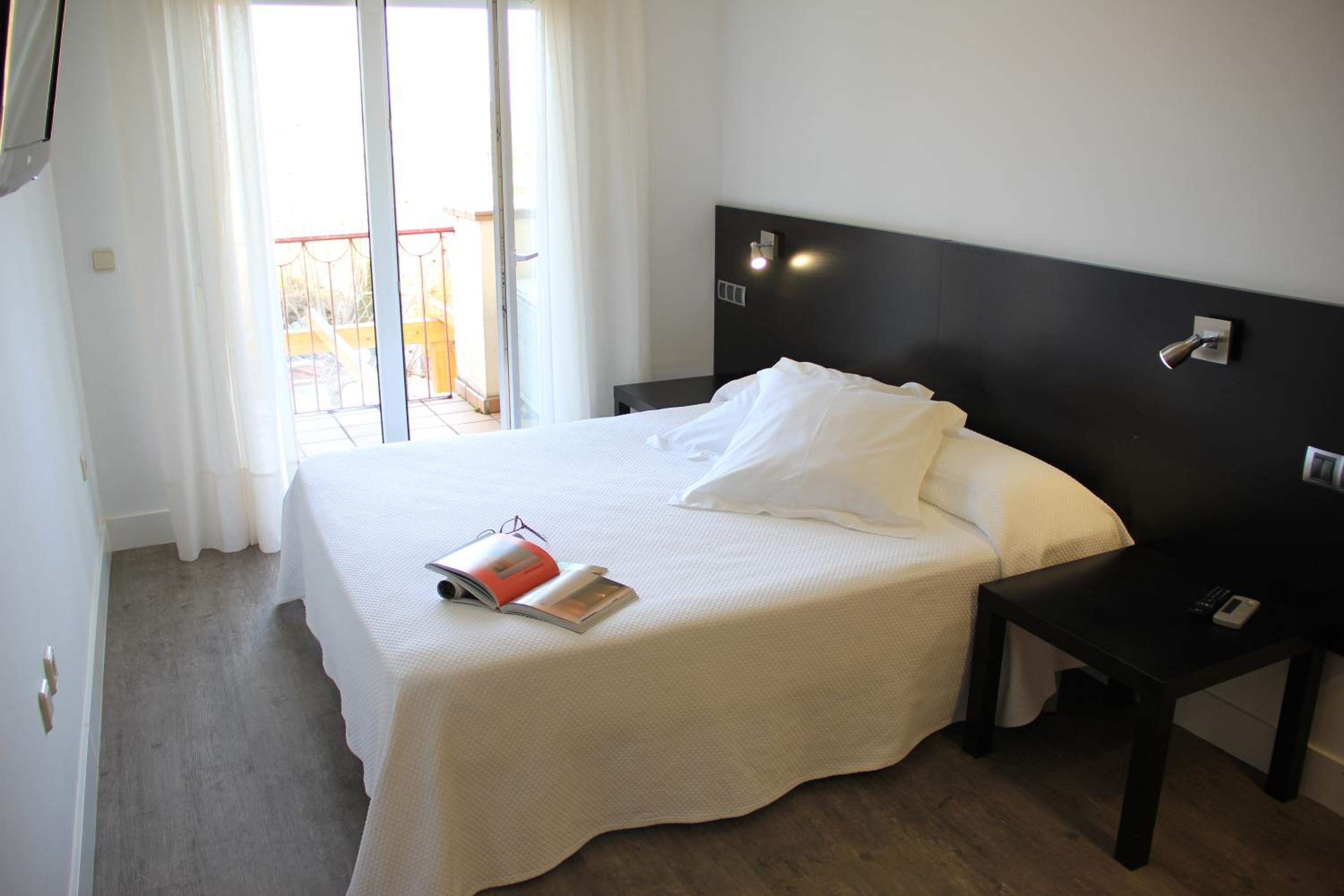 Apartamento de una habitación con cama doble y balcón