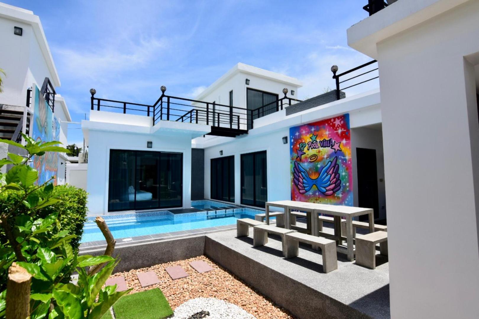 Villa - Photo 1
