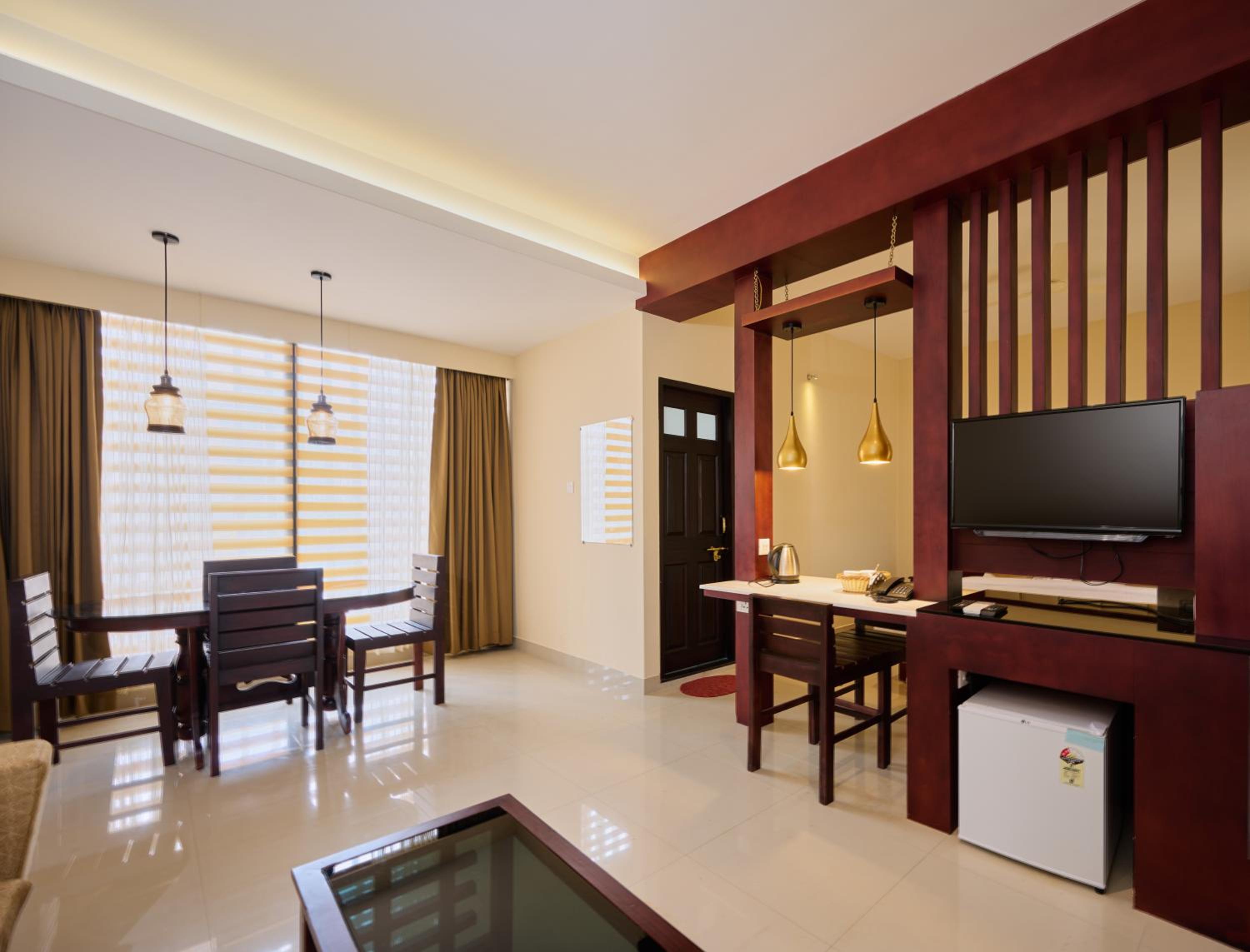 Executive Suite - Photo 4