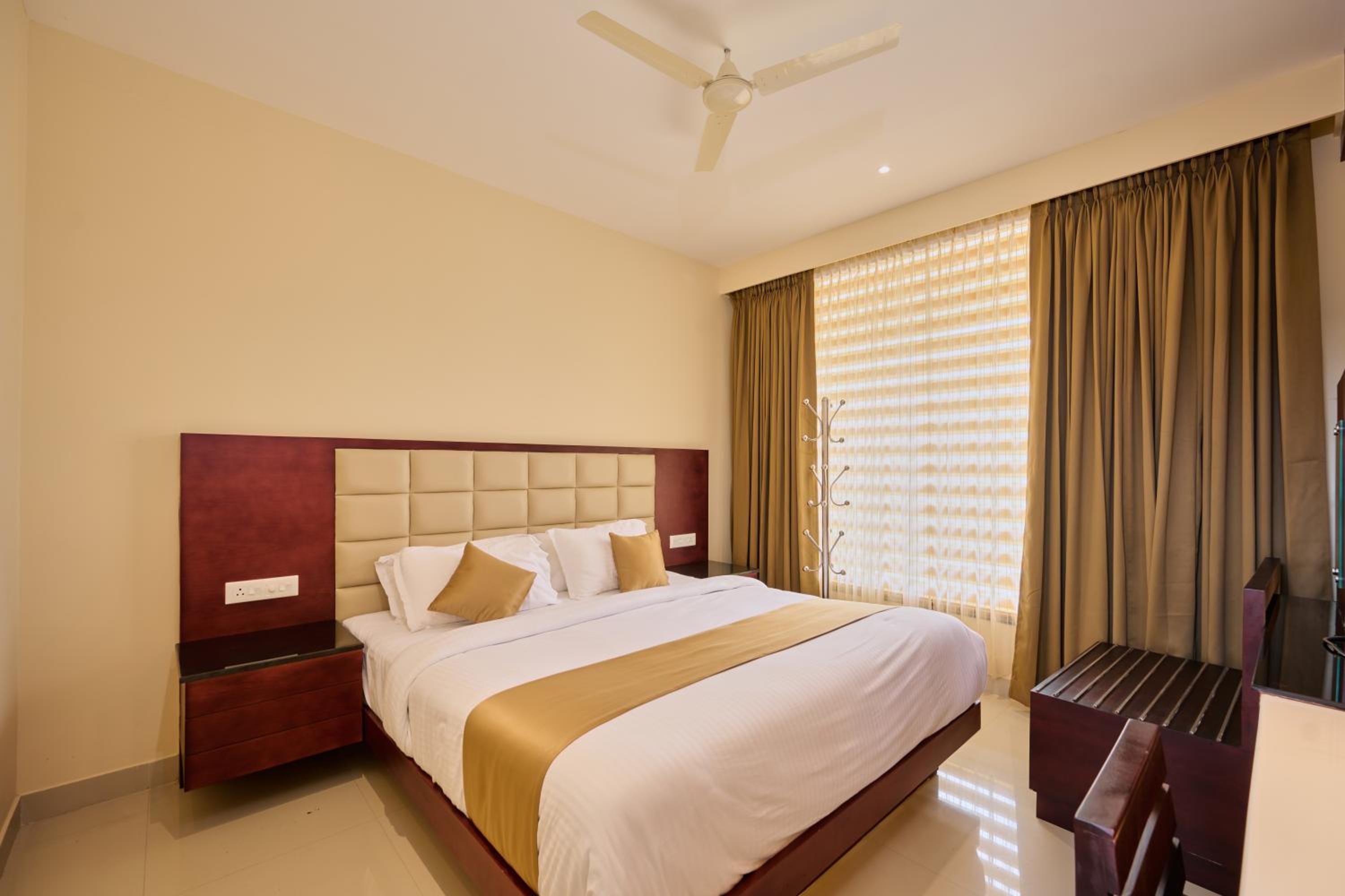 Executive Suite - Photo 3