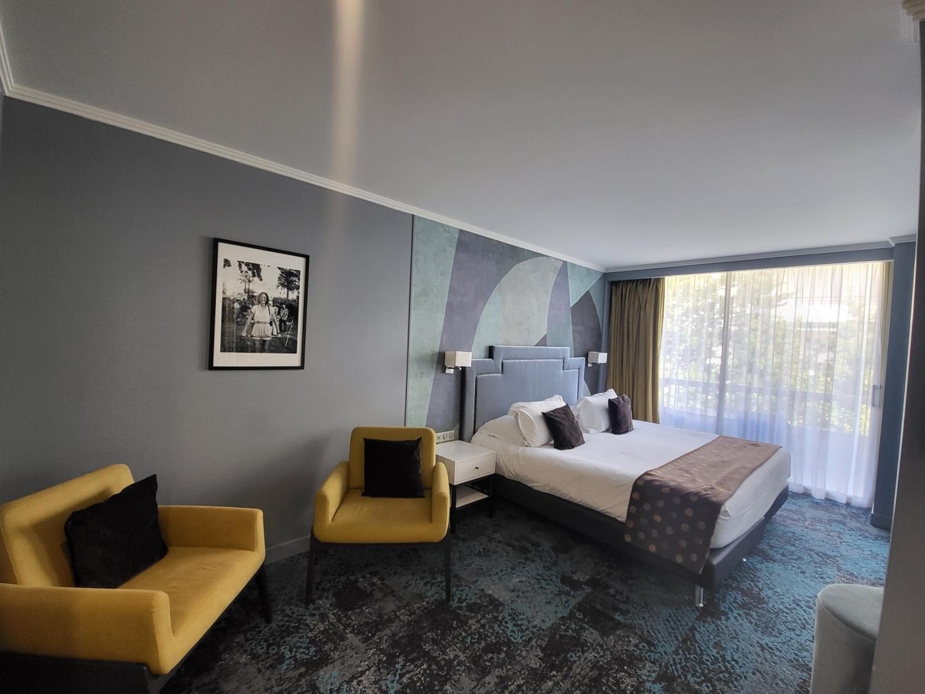 Family Suite with Balcony - Photo 5