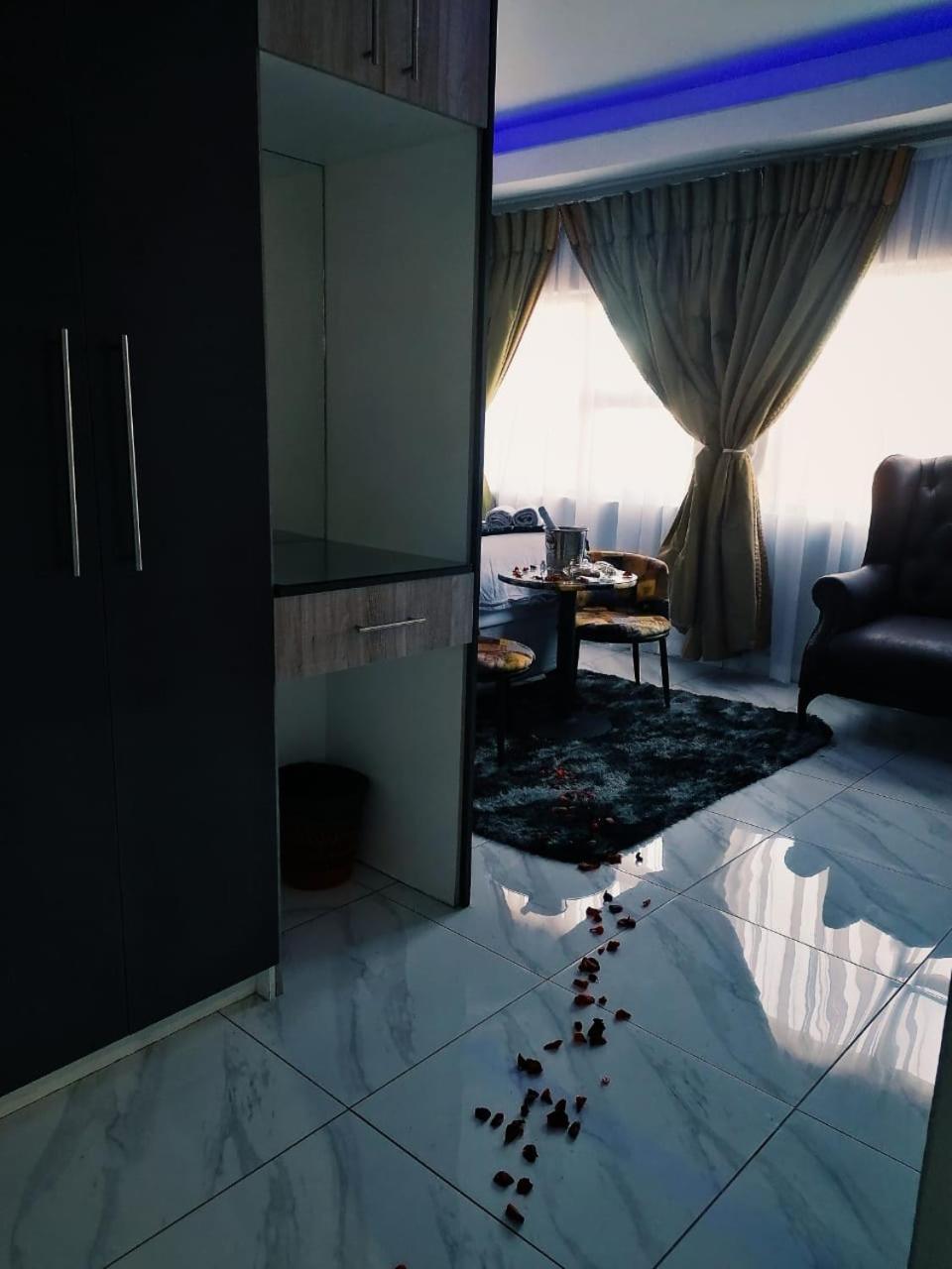 Queen Room - Photo 18