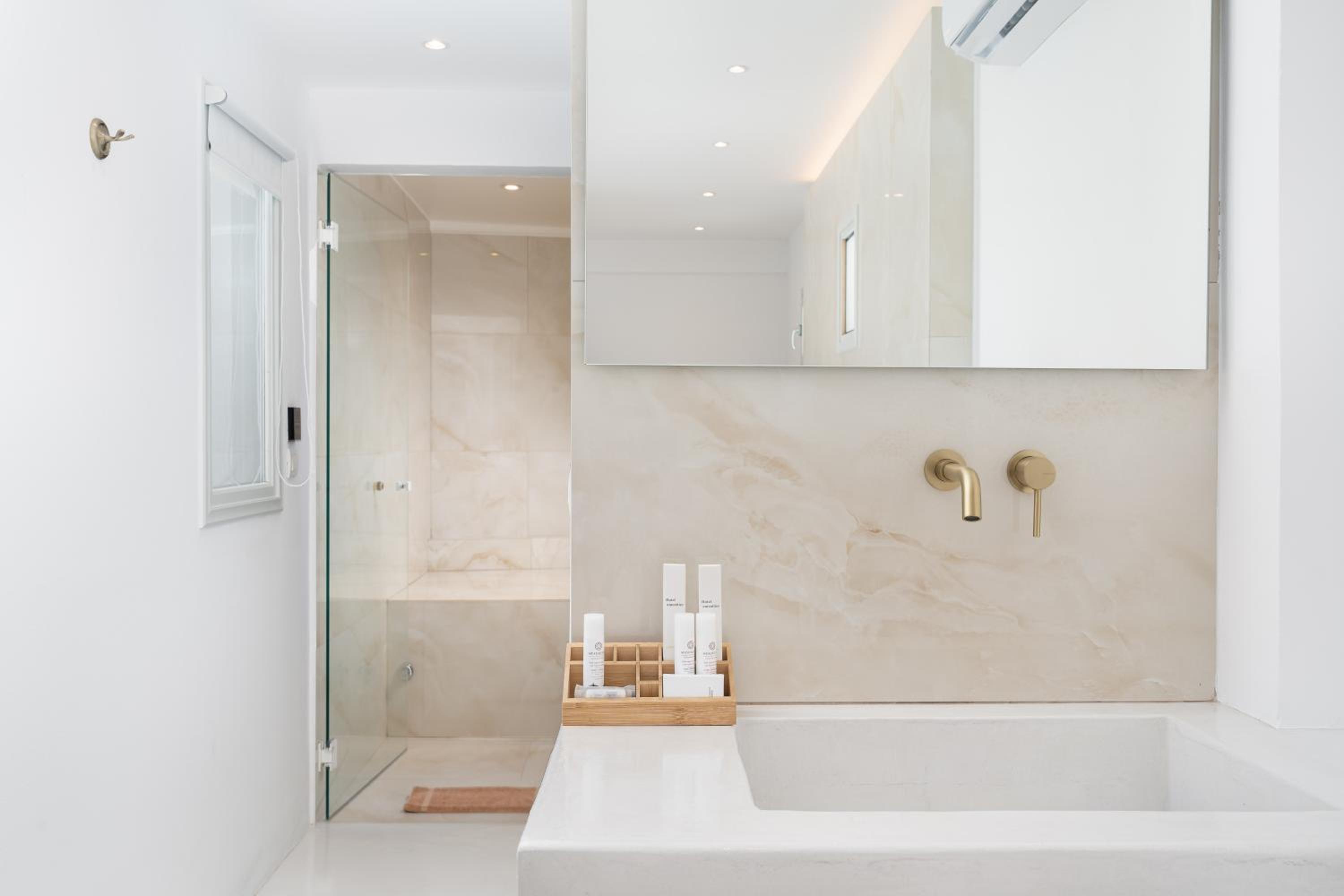 Honeymoon Suite with Sea View, Private Jacuzzi & Steam Room - C1 - Photo 7
