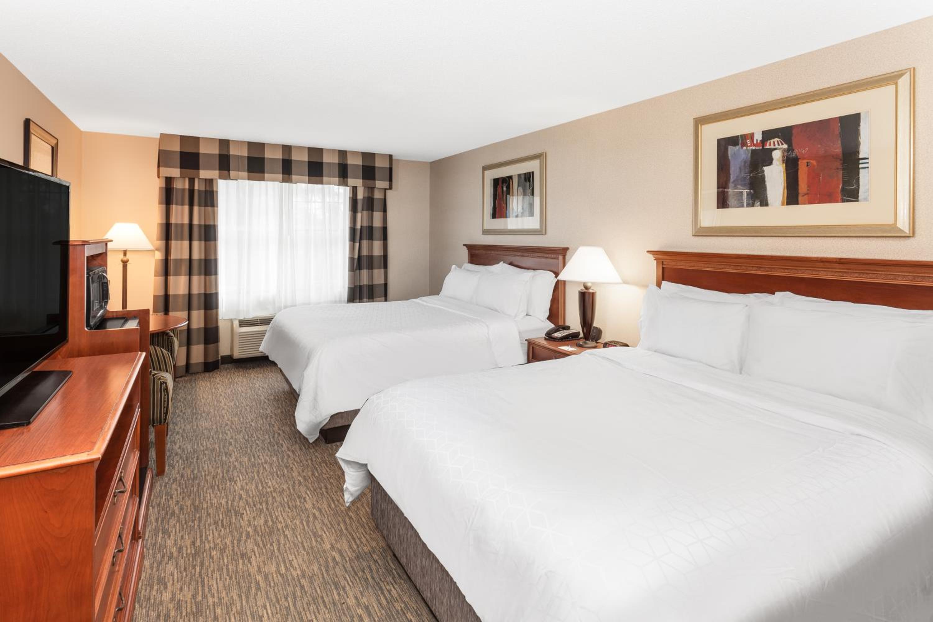 Queen Suite with Two Queen Beds and Sofa Bed - Photo 3