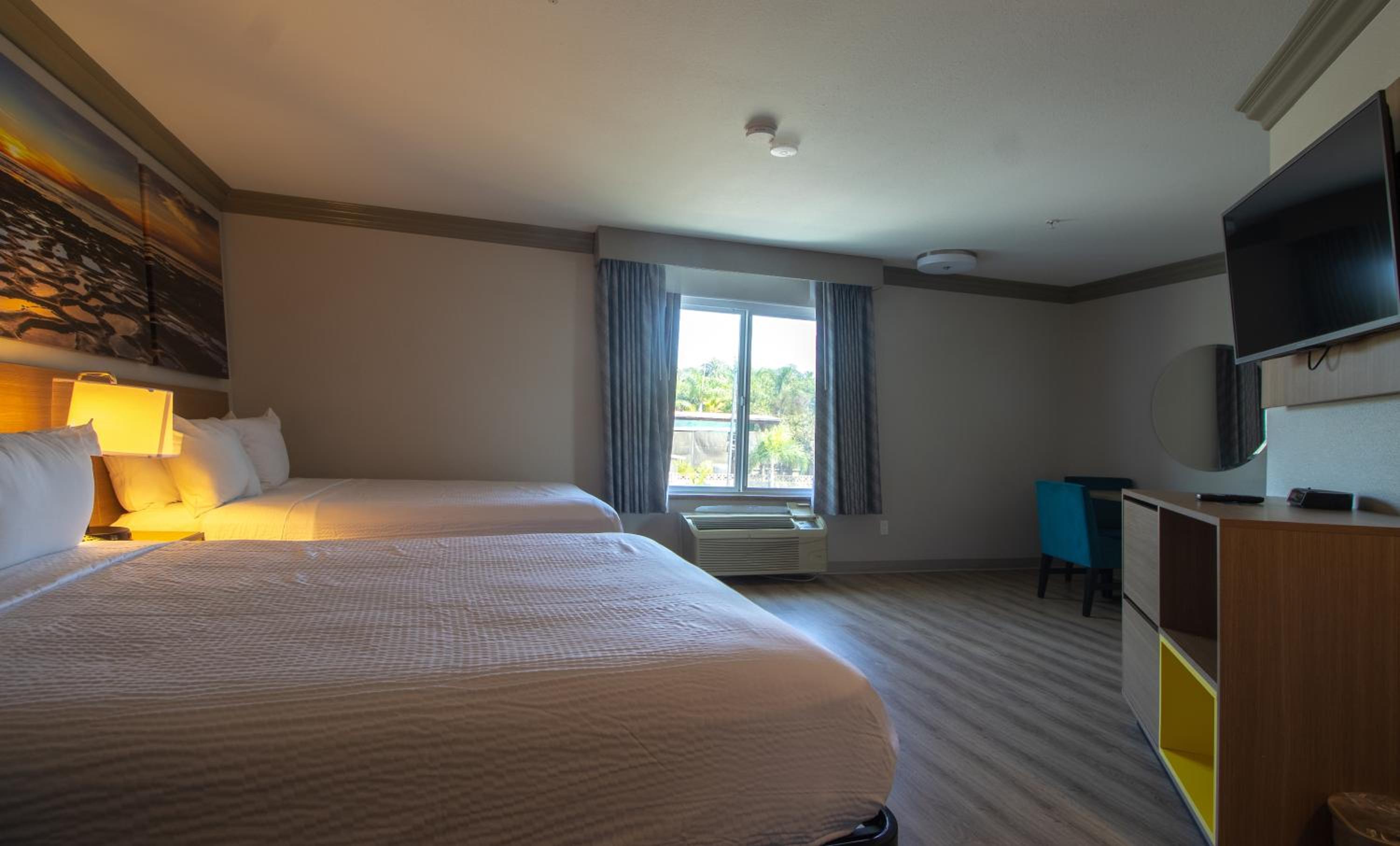 Suite with a King Bed and a Queen Bed - Non-Smoking photo 2
