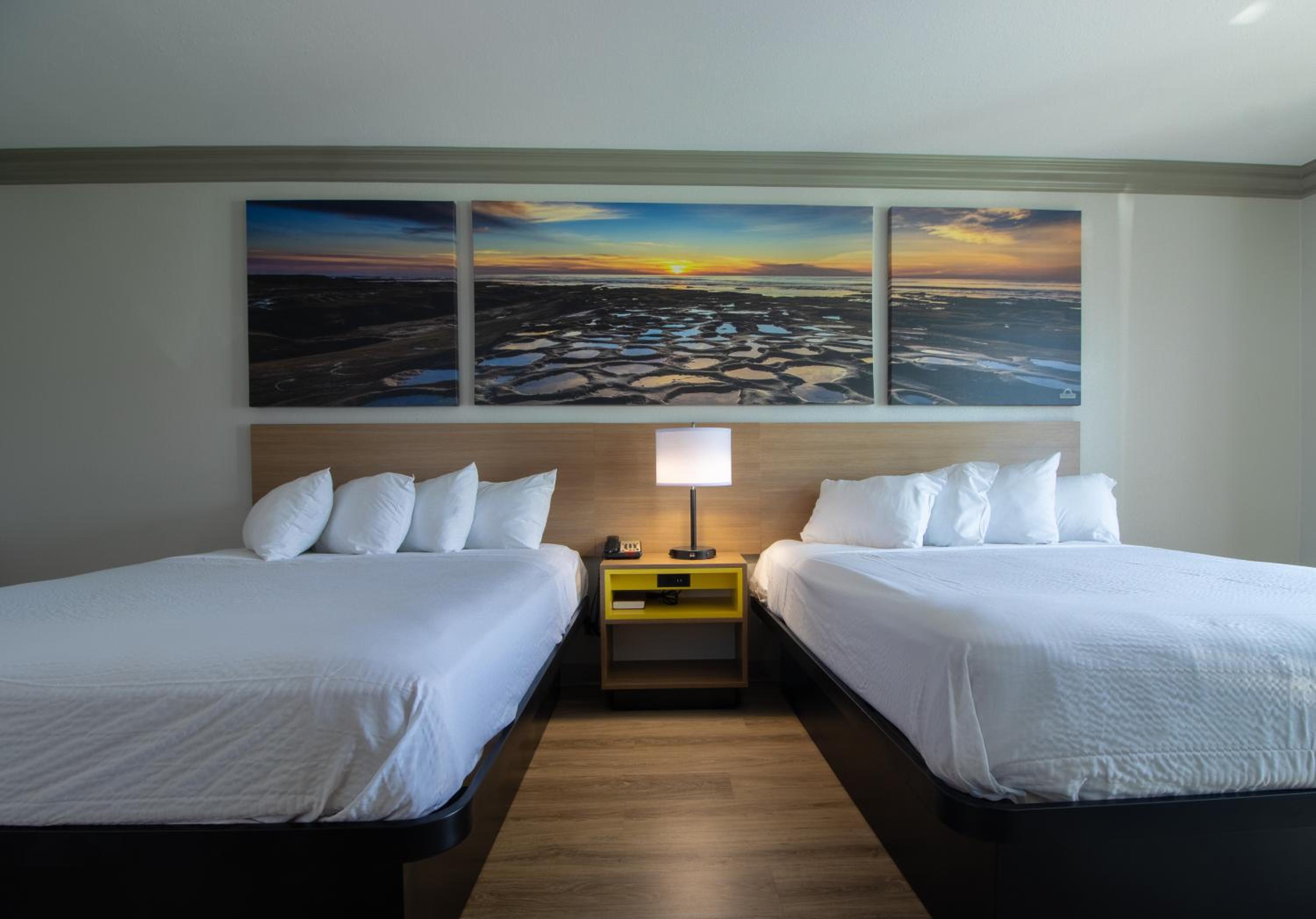 Queen Room with Two Queen Beds - Photo 2