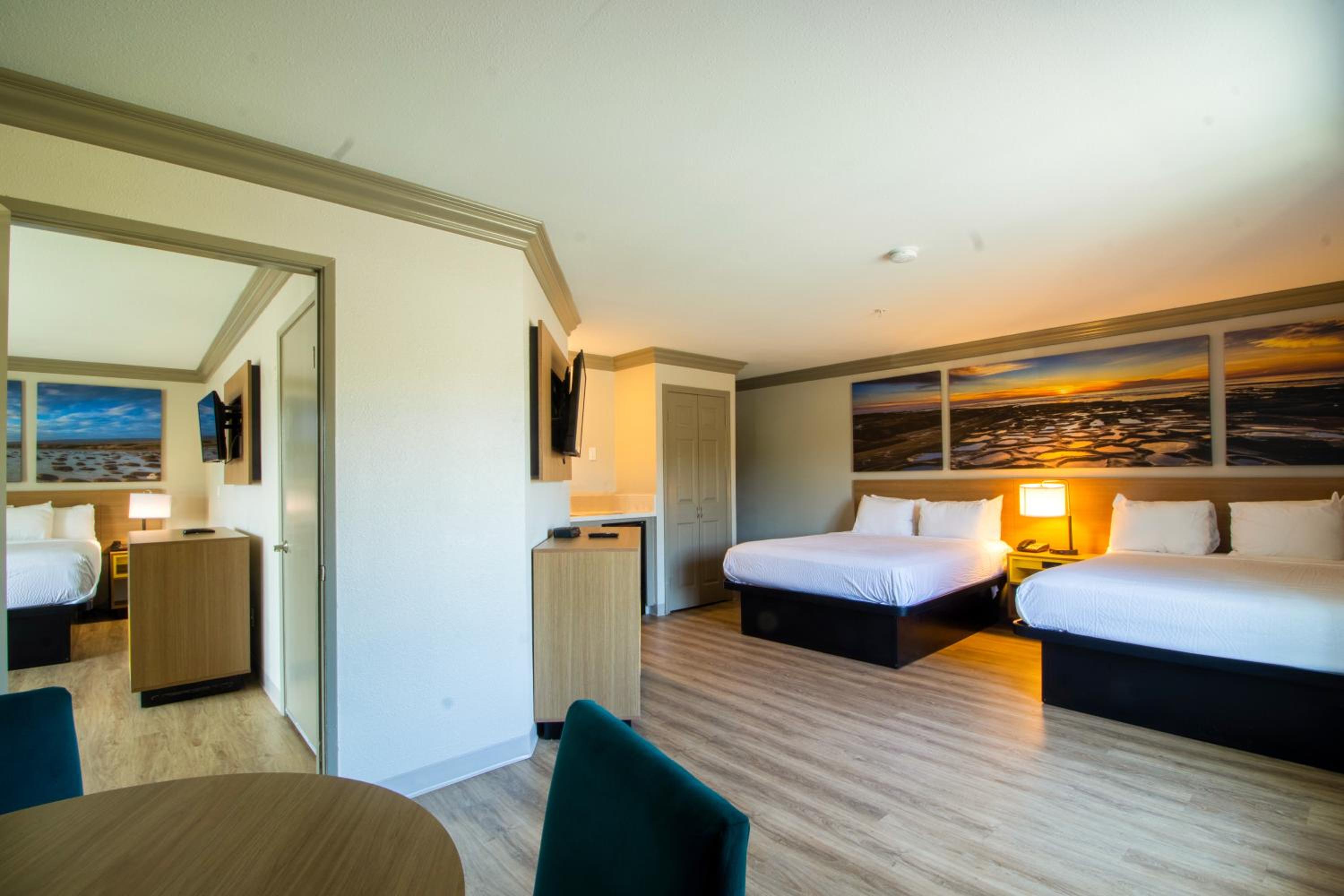 Suite with a King Bed and a Queen Bed - Non-Smoking photo 1