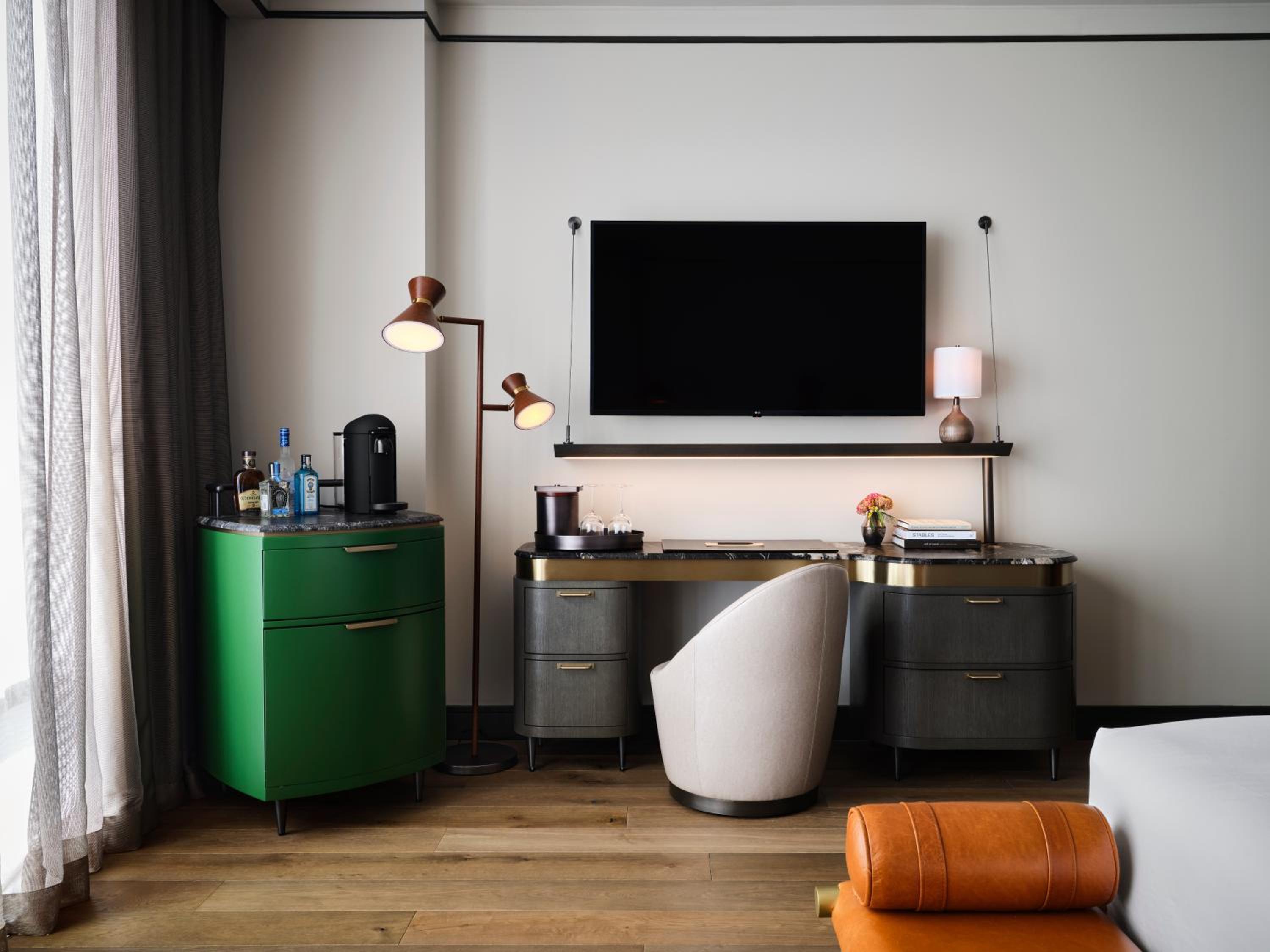 Junior King Suite With City View - Photo 7
