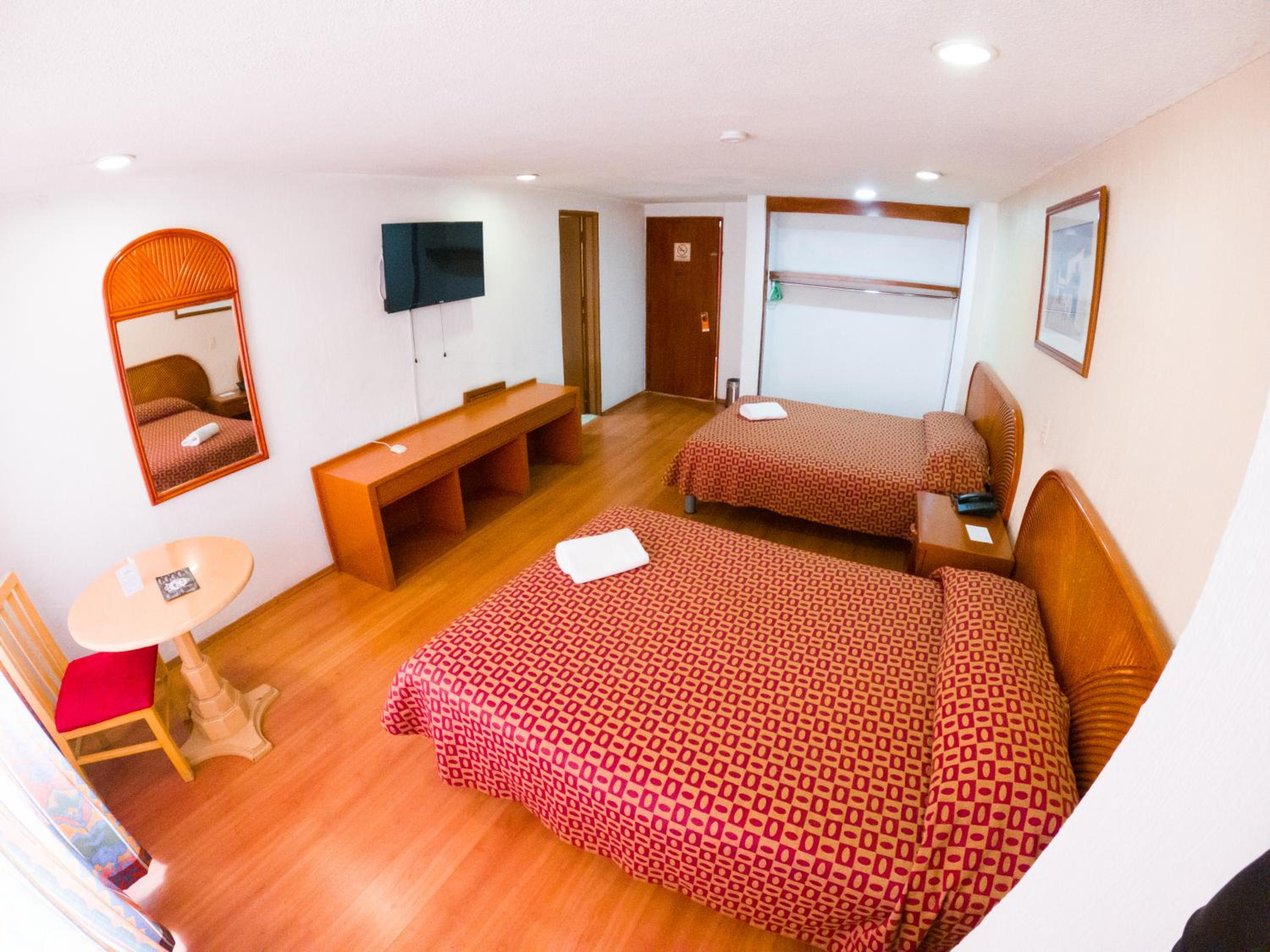 Double Room with Two Double Beds - Photo 2