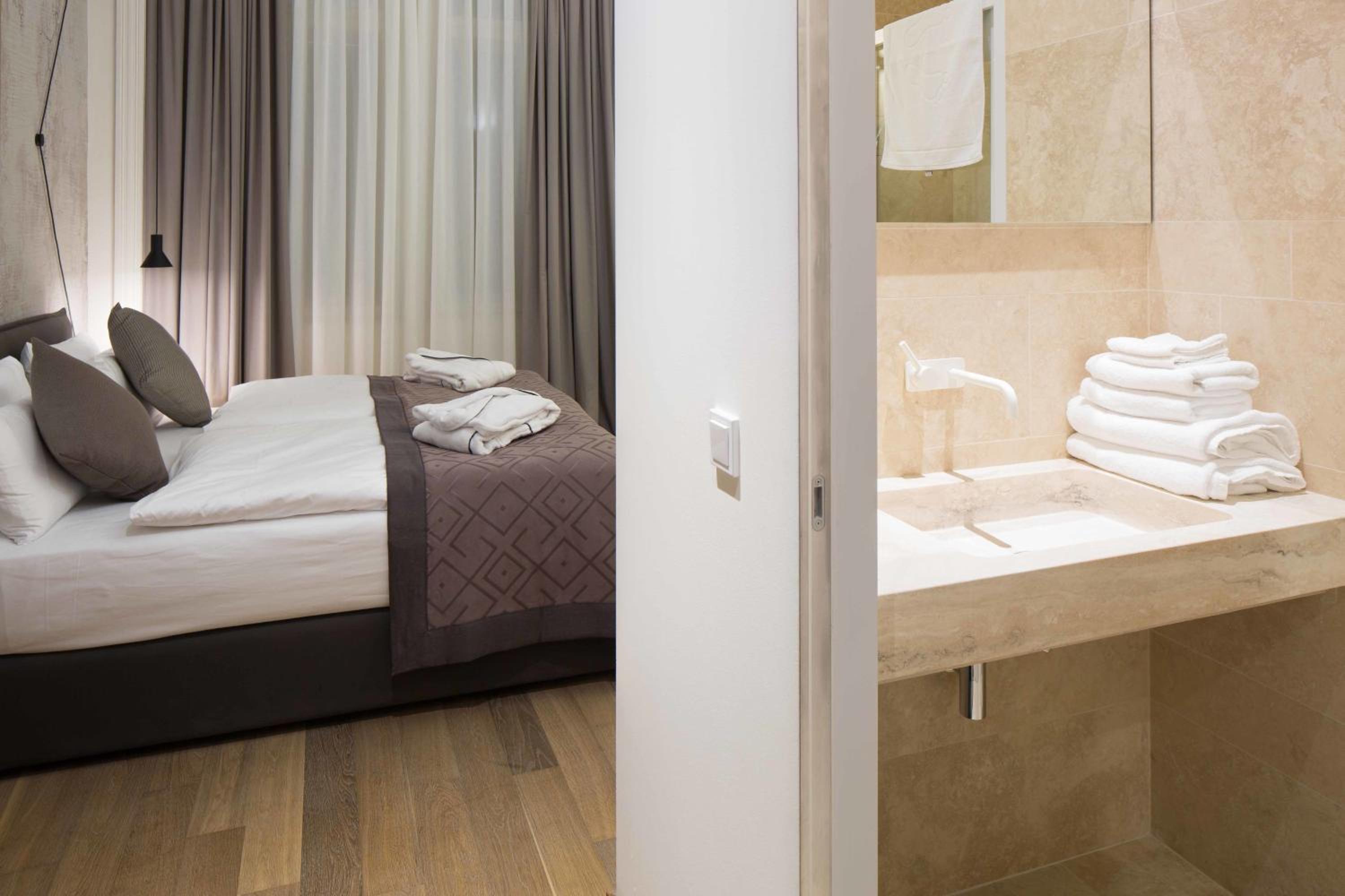 Standard Double Room thumbnail 5