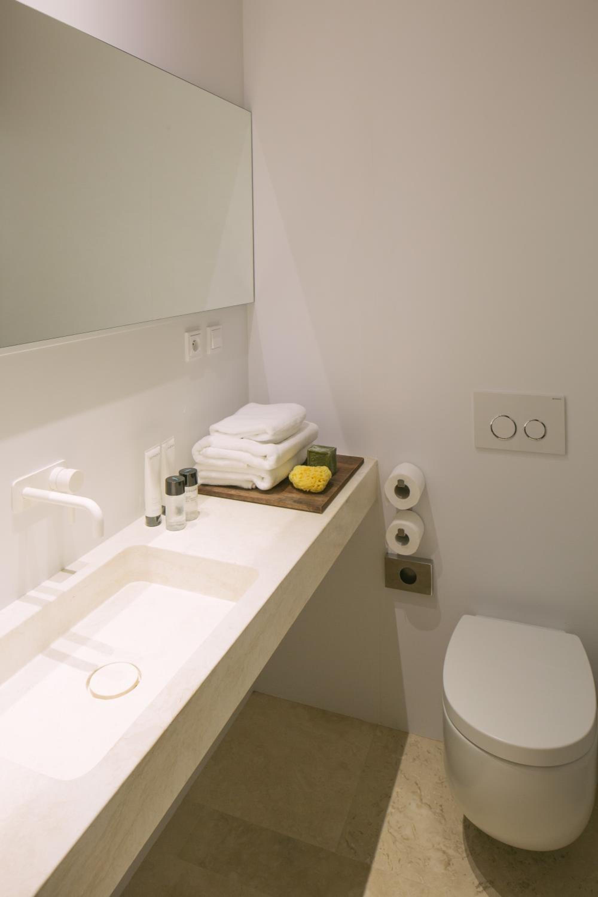 Superior Double or Twin Room with Square View thumbnail 6