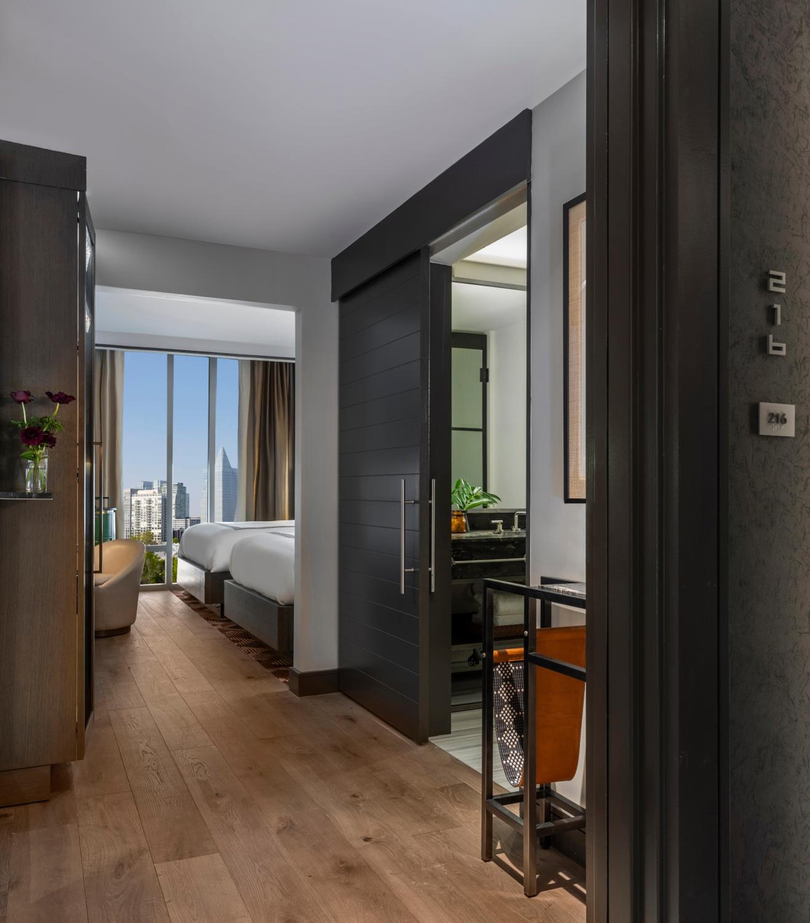 Queen Room With Two Queen Beds And City View - Photo 5